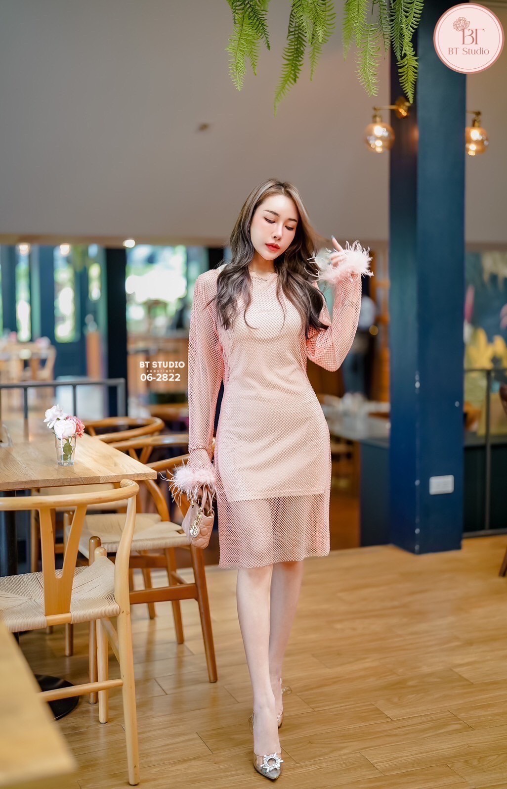 เซท 2 ชิ้น เดรสสั้นแขนยาว เนื้อผ้าตาข่ายแต่งคริสตัลเม็ดเล็ก ๆ ทุก ๆ ช่อง งานสวยม๊าก ปลายชายแขนแต่งขนฟู ๆ ทั้งสองข้าง มาพร้อมซับในสีนู๊ดแขนกุด แมทซ์กันสวย แซ๊บบ แต่ดูแพงค่ะ