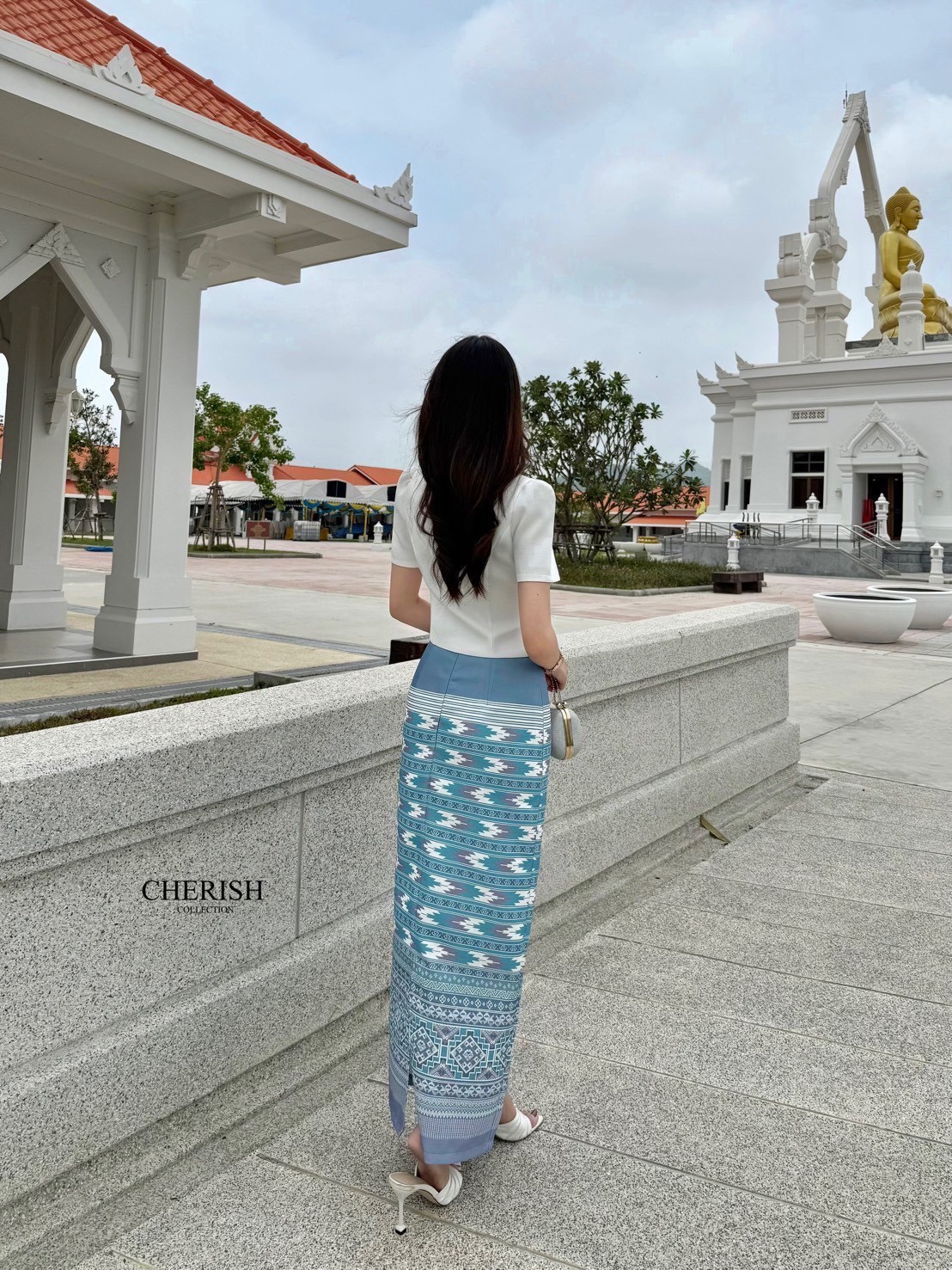 เซ็ท 3 ชิ้น ชุดไทย ชุดงานบุญ สีใหม่ไม่ซ้ำใครแน่นอน ตัวเสื้อคอวีตกแต่งกระดุม ส่วนตัวผ้าถุงเป็นผ้าถุงสำเร็จรูปตกแต่งลายไทยจับจีบหน้าผ่าหลัง ลายใหม่ของร้านซึ่งเก๋ละโดดเด่นมากๆ แถมเข็มขัดมุก