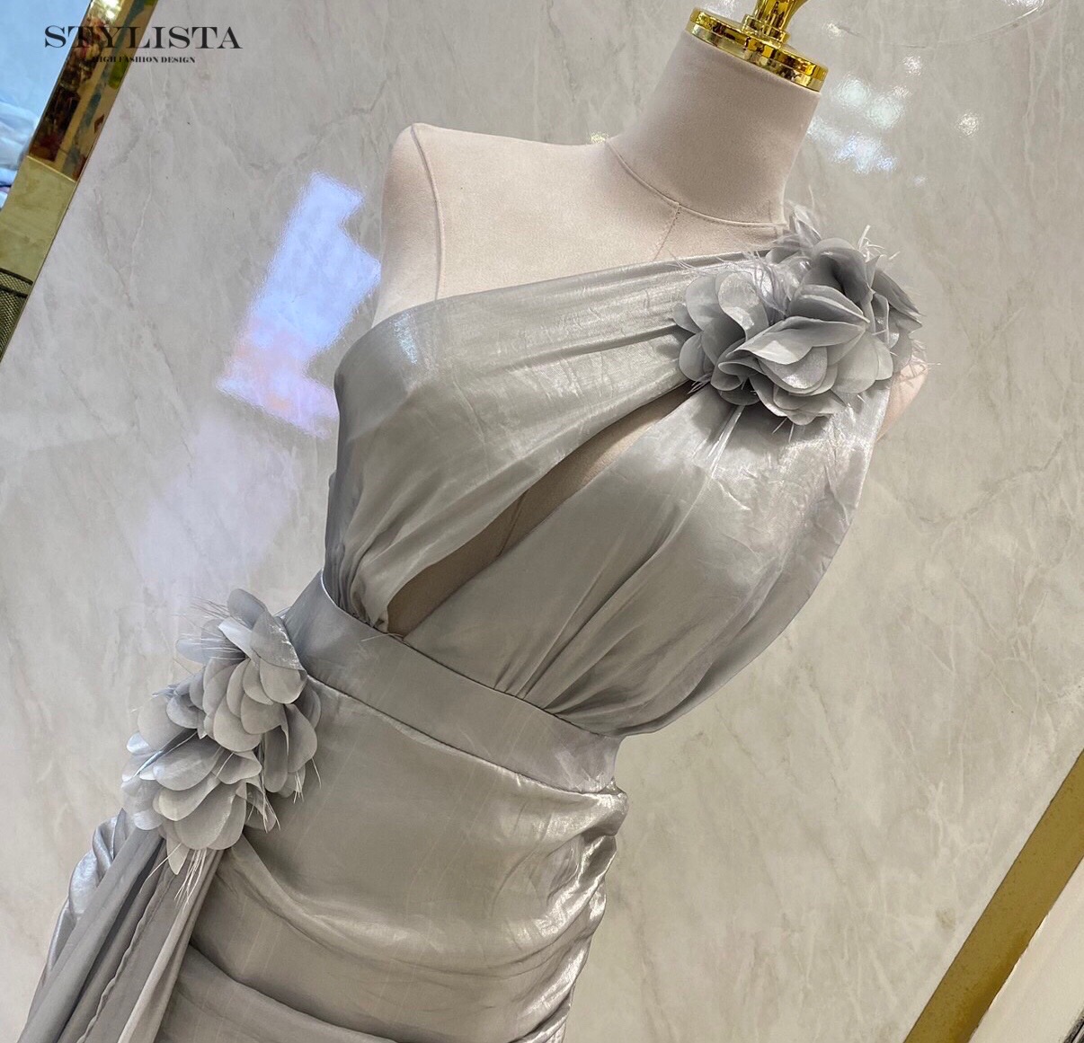 เดรสทรงพอดีตัว ไหล่เฉียง เเต่งดอกไม้ มีริ้วสะไบยาวใส่สวย เซ็กซี่เบาๆ ใส่ออกงาน ใส่ได้หลายโอกาสจัดด่วนนนๆ ชุดสวยหมดเร็วนะคร๊า สั่งก่อนสวยก่อน