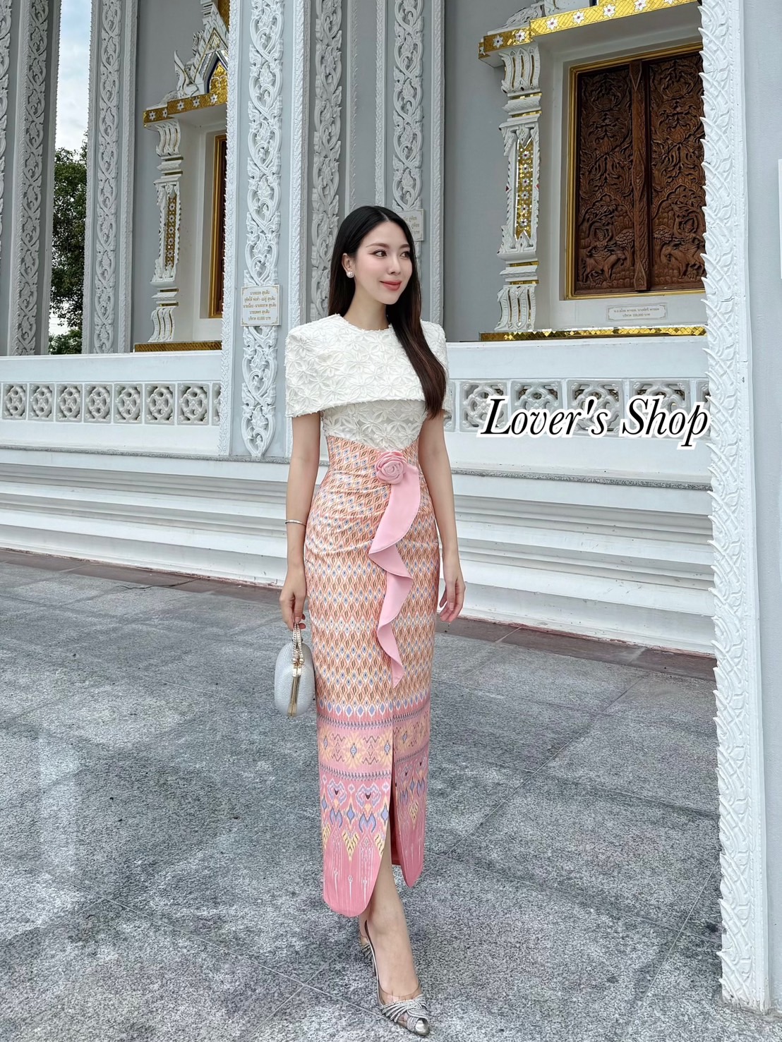 Teg : Lover’s Shop Detail : งามอย่างไทย สวยหวาน ลงตัวมากๆค่ะ สวยยกเซ็ทไม่ต้องไปหาแม็ทเองค้า ดีเทลตัวเสื้อเป็นทรงคลุมไหล่ ทรงเข้ารูปพอดีตัว ช่วงปกด้านหลังผ่าออก สามารถยกมือใช้งานได้สะดวกค่ะ ตัวเสื้อมีซับในอย่างดีค่ะ ใช้ผ้าลูกไม้เนื้อนุ่มไม่คันนะคะ งานซิบหล