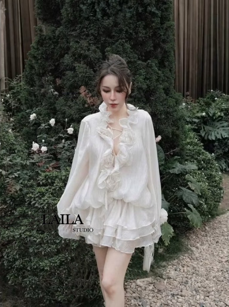 Tag: LAILA Detail: งานมินิเดรสแขนยาวแต่งระบายๆช่วงอกแต่งเชือกสานด้านหน้าพร้อมเข็มกลัดดอกไม้ ตัวแขนแต่งพองๆปลายกระดิ่งสวยๆ มาในโทนสีครึม/ดำ ตัวเดรสเป็นงายผ้าชีฟองเบาสบาย ดีไซน์แต่งชั้นๆช่วงปลายเดรส ลุคสวยสไตล์สาวเวียดนามสุดๆค่า **งานแฟชั่นนำเข้าby laila**
