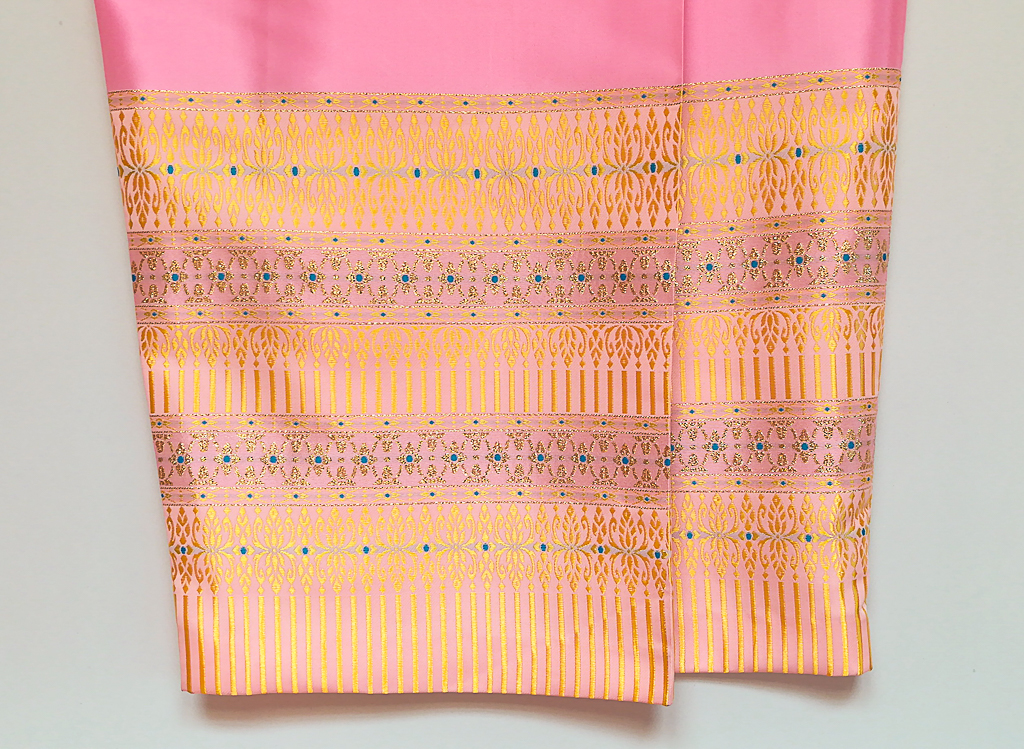 ผ้าถุงไหมสำเร็จรูป (สีชมพู) งานตัดเย็บประณีต อัดผ้ากาวตามสีของผ้าถุง เนื้องานดีเกรด A (รอบเอว 28 นิ้ว)