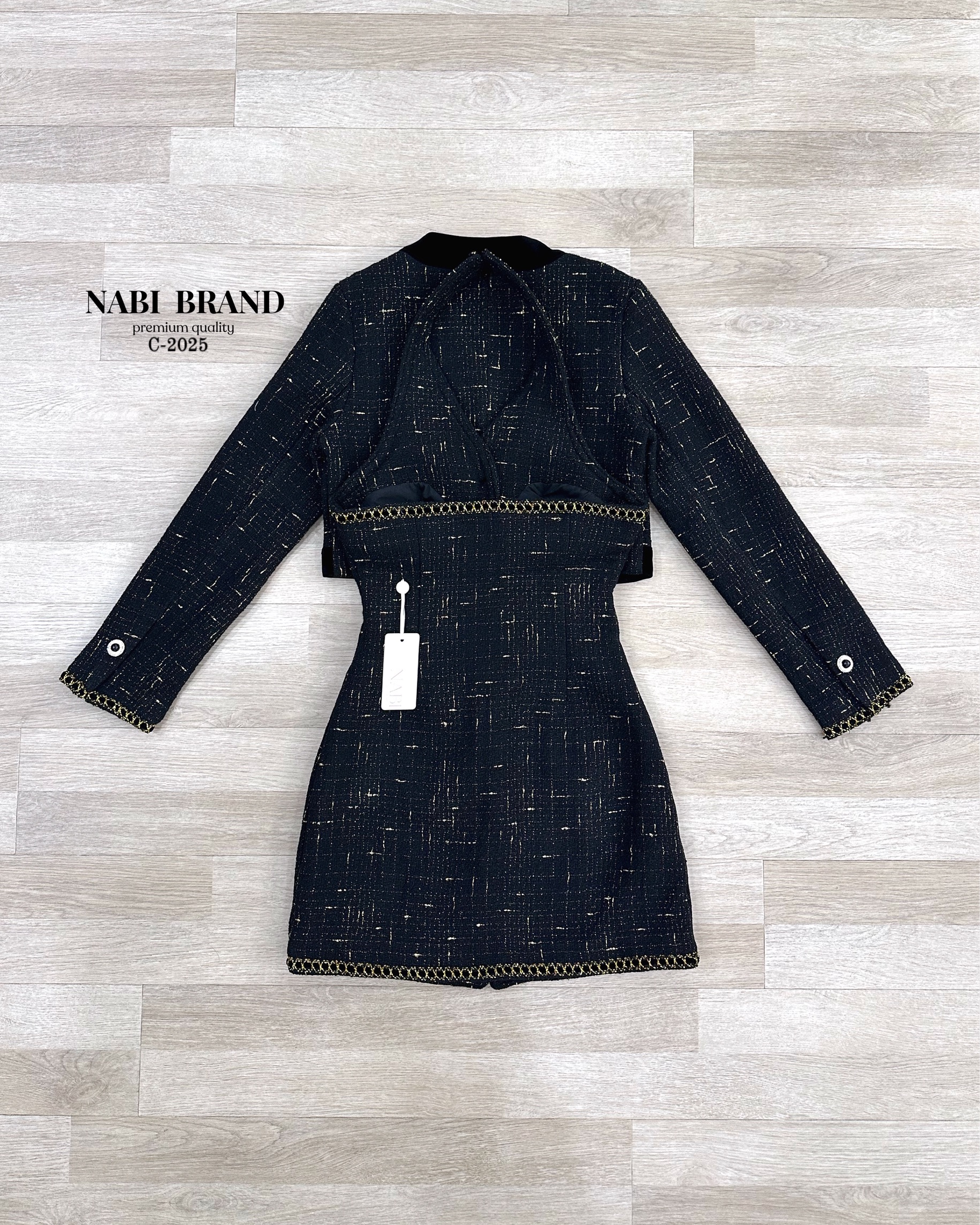 Set 2 ชิ้น เสื้อสูทคลุม มาคู่กับ เดรสคล้องคอเปิดหลัง ผ้าทวิตหนาอย่างดี งานขึ้นห้าง มีช่องกระเป๋าใช้งานได้จริง เดรสมีฟองน้ำ ทั้งชุดมีซับในมาให้ ชุดเดรสงานกระดุมหน้า ชุดนี้ดีเทลจึ้งๆมากค่ะ จะใส่แค่เดรส หรือสวมเสื้อคลุมไปด้วย ก็หรูเลิศคุณภาพคุ้มเกินราคา ห้าม