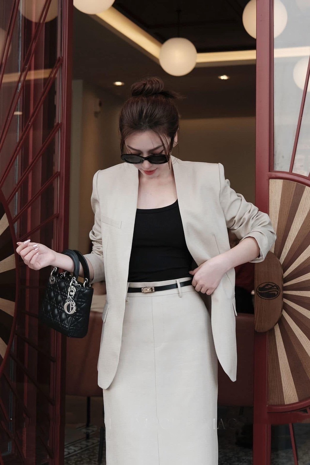 Set 3ชิ้น สุดคุ้ม เสื้อคลุมเบเซอร์แขนยาว สีครีม กระเป๋าหน้าใช้งานได้จริง มาพร้อมเสื้อกล้ามสีดำ คอกลมตัวใน เนื้อผ้ายืดหยุ่นได้ตามตัว แมทซ์กับกระโปรงยาวทรงสอบสีครีม ดีเทลแต่งผ่าหลังยาว (ซิปหลัง)