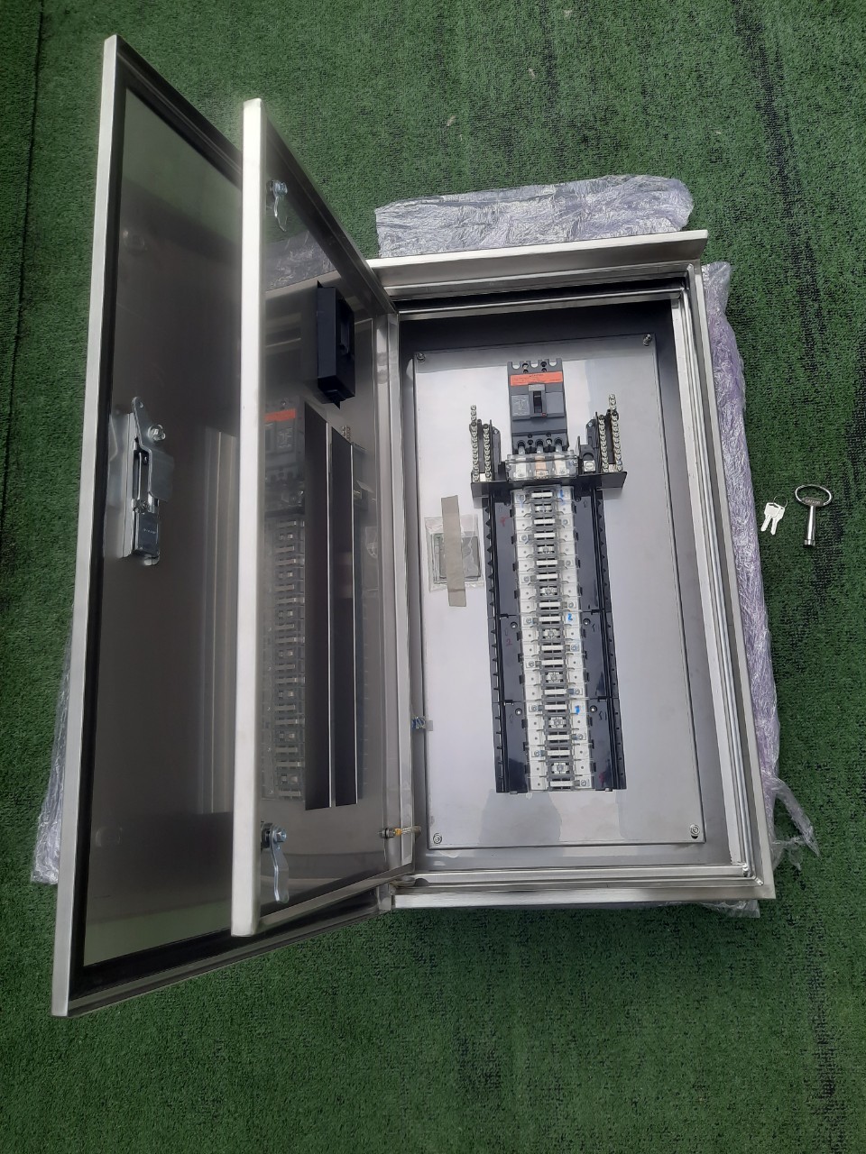 LOAD CENTER 100A ตู้สแตนเลส 304 มีหลังคาสโลป W450xH800xD152mm. (42ช่อง)