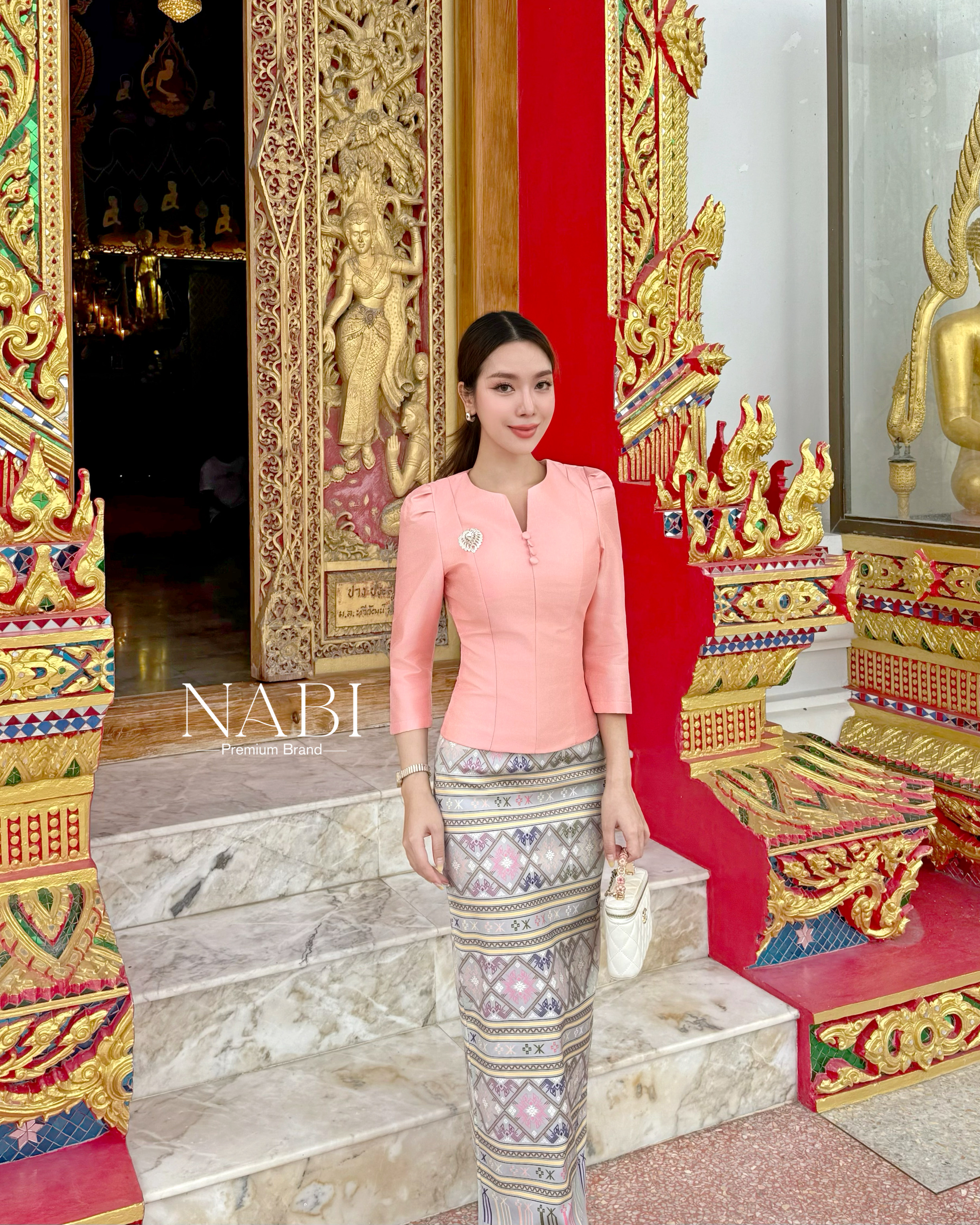 Label :: #NABIBRAND Code :: A-50010 Detail :: ใครกำลังมองหาชุดไปวัด งานบวช งานขึ้นบ้านใหม่ ออกพรรษา แนะนำชุดนี้เลยค่ะ ชุดเซ็ตเสื้อแขนยาว 3ส่วน คอกลม ผ่าทรงวีช่วงอก แต่งกระดุม มาคู่กับผ้าถุงพิมพ์ลายไทยและเข็มกลัดเพชร ทรงสวยมาก ผ่าด้านหลัง เดินสะดวก ผ้าอัดก