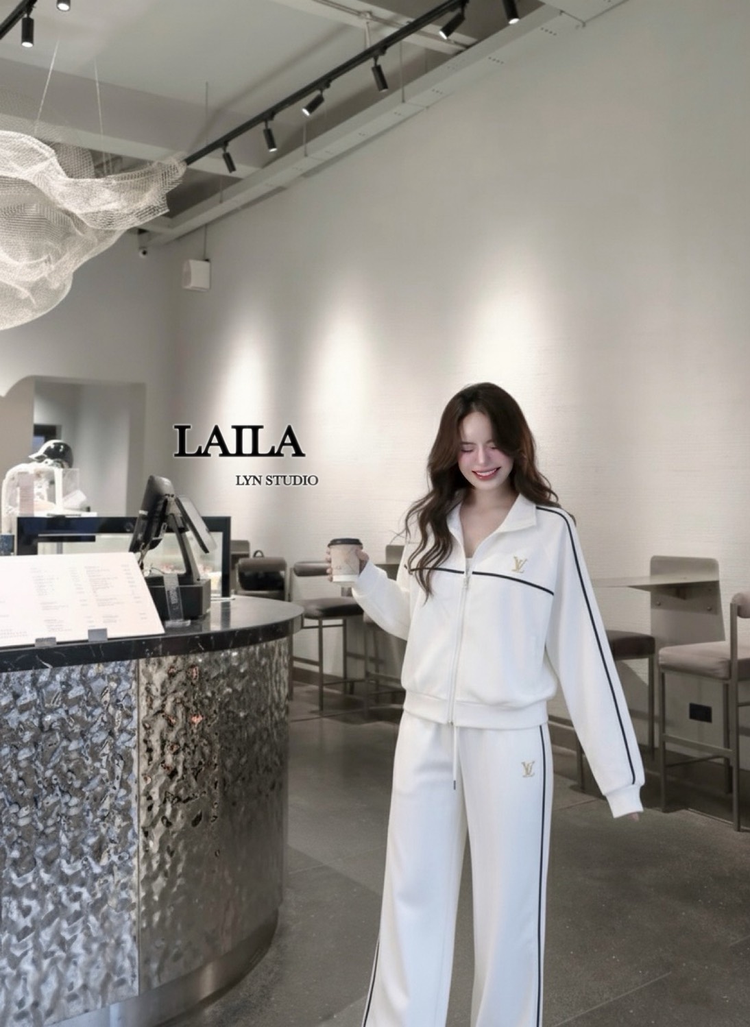 Tag: LAILA Detail:Setเสื้อสเวตเตอร์+กางเกง งานสเวตเตอร์แขนยาวผ้าวอล์มอย่างดีแต่งจั้มปลายแขน แต่งลายขีดขาดอกและช่วงอกกับหน้าขาแต่งปักโลโก้แบรนLVงานสวยมากค่า มาพร้อมกางเกงขายาวปลายขาแต่งปล่อยๆแต่งลายแถบมีเชือกผูกเอว ลุคนี้ใส่ได้ทุกโอกาสค่าาาา #ชุดเซ็ท #byla