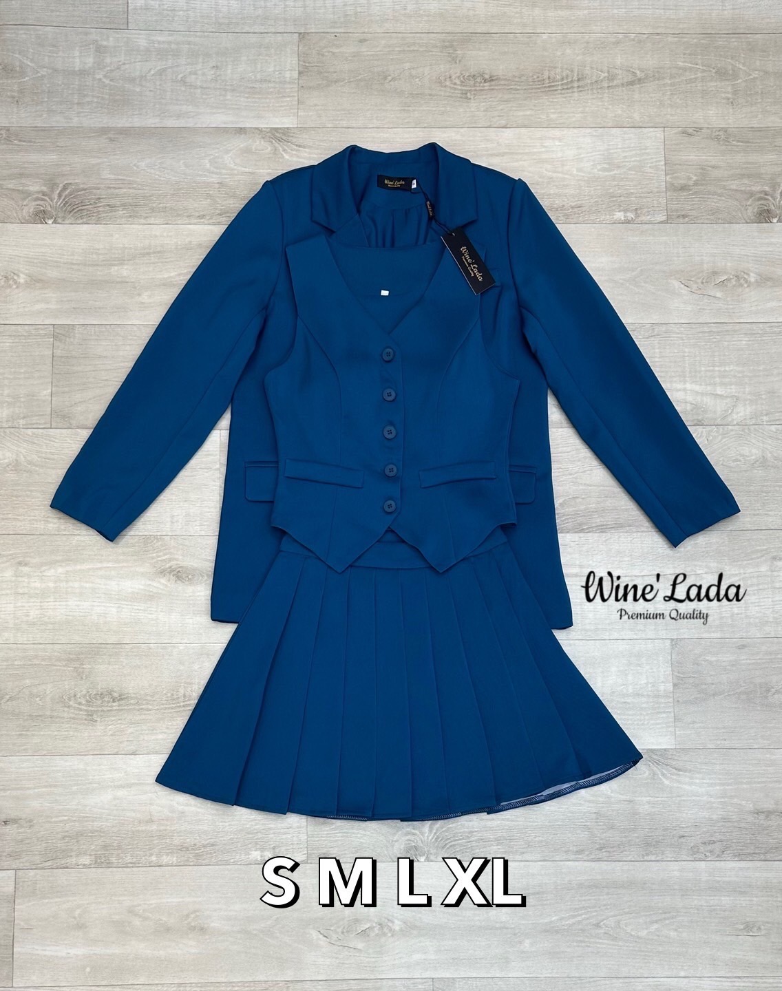 Set 3 Pcs. เซ็ทเสื้อแขนกุดกระดุมหน้า มาคู่กับเสื้อผ้าทรงสูทสีดำ มาพร้อมกับกระโปรงจีบรอบมีซับในกางเกงด้านใน คอมพีทลุคมาก ลุคเท่ห์ คลูๆ สายชิลล์ ต้องมีติดตู้นร้า เนื้อผ้าใส่สบาย ใครได้ลองแล้วจะหลงรักค่าา รับรองคุ้มเว่อร์ งานสวยมากค่ะ #Wine'Lada