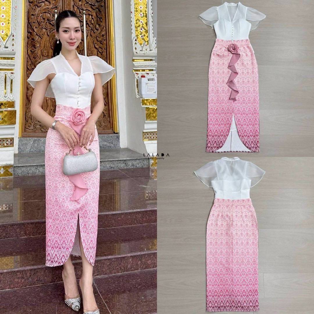 คอลผ้าไทยมาแล้วค่ะ สีใหม่ •Detail : set 2 ชิ้นเสื้อสีขาวกระดุมหน้า ตัดเย็บอย่างดีมีซับใน + กระโปรงผ้าถุงสำเร็จทรงเอวสูง ผ้าพิมพ์ลาย แต่งระบายด้านหน้า+ เข็มกลัดดอกไม้ 1 ชิ้นติดได้ตามต้องการ #ชุดถ่ายรูป#งานตามหา#งานป้าย #ชุดงานแต่ง #ชุดออกงาน #ชุดไปงาน#ชุดผ