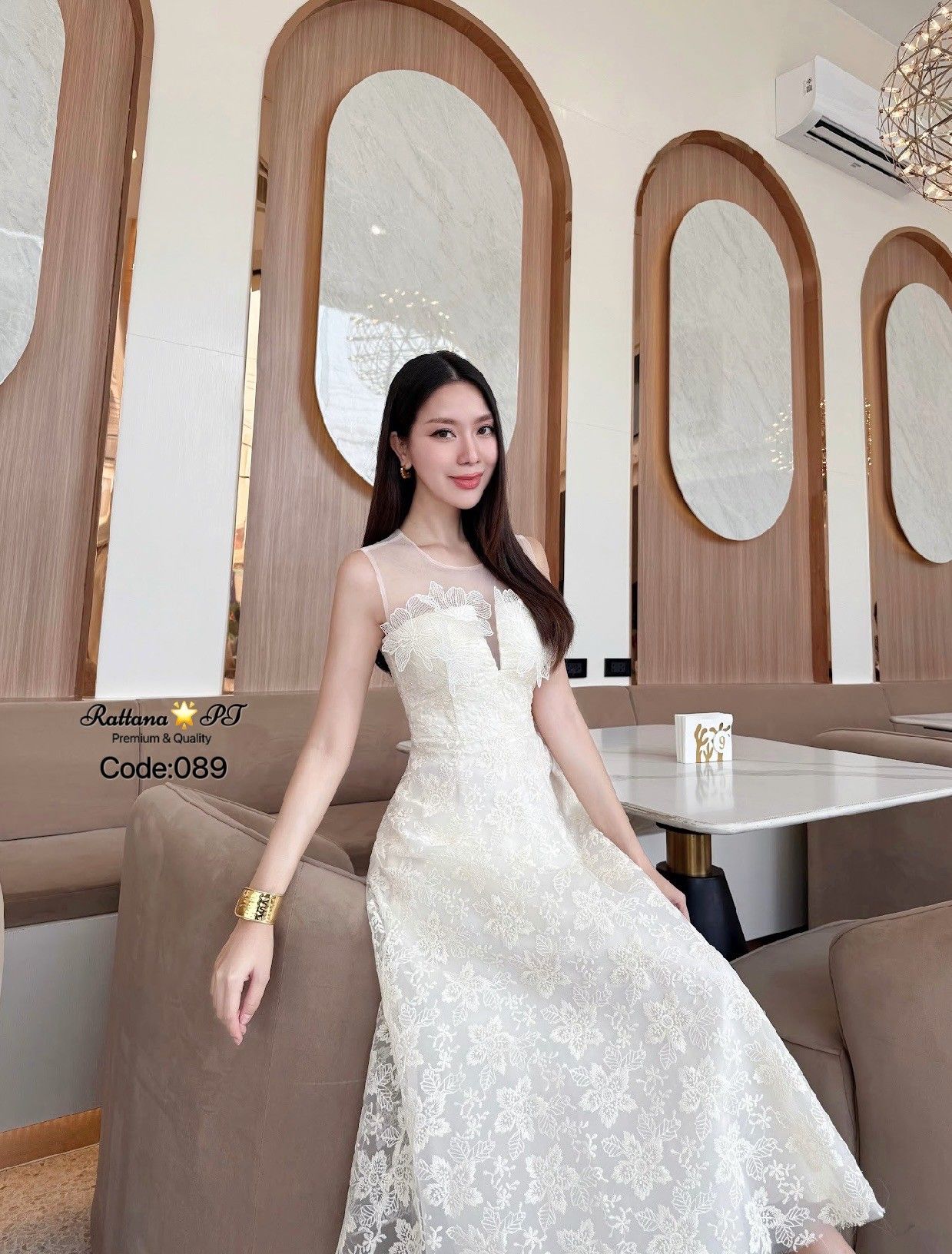 ชุดเดรสยาวลูกไม้ทั้งชุด ทรงสวยมาก สวยหรูดูดี แต่ซีทรูช่วงหน้าอกและแต่งดอกไม้ หน้าอกมีฟองน้ำ ชุดมีซับในอย่างดี เนื้อผ้าดีมากค่า ชุดมีซิบด้านหลัง ใส่ออกงาน งานบุญ งานบวช งานแต่ง ห้ามพลาดเลยคร้า