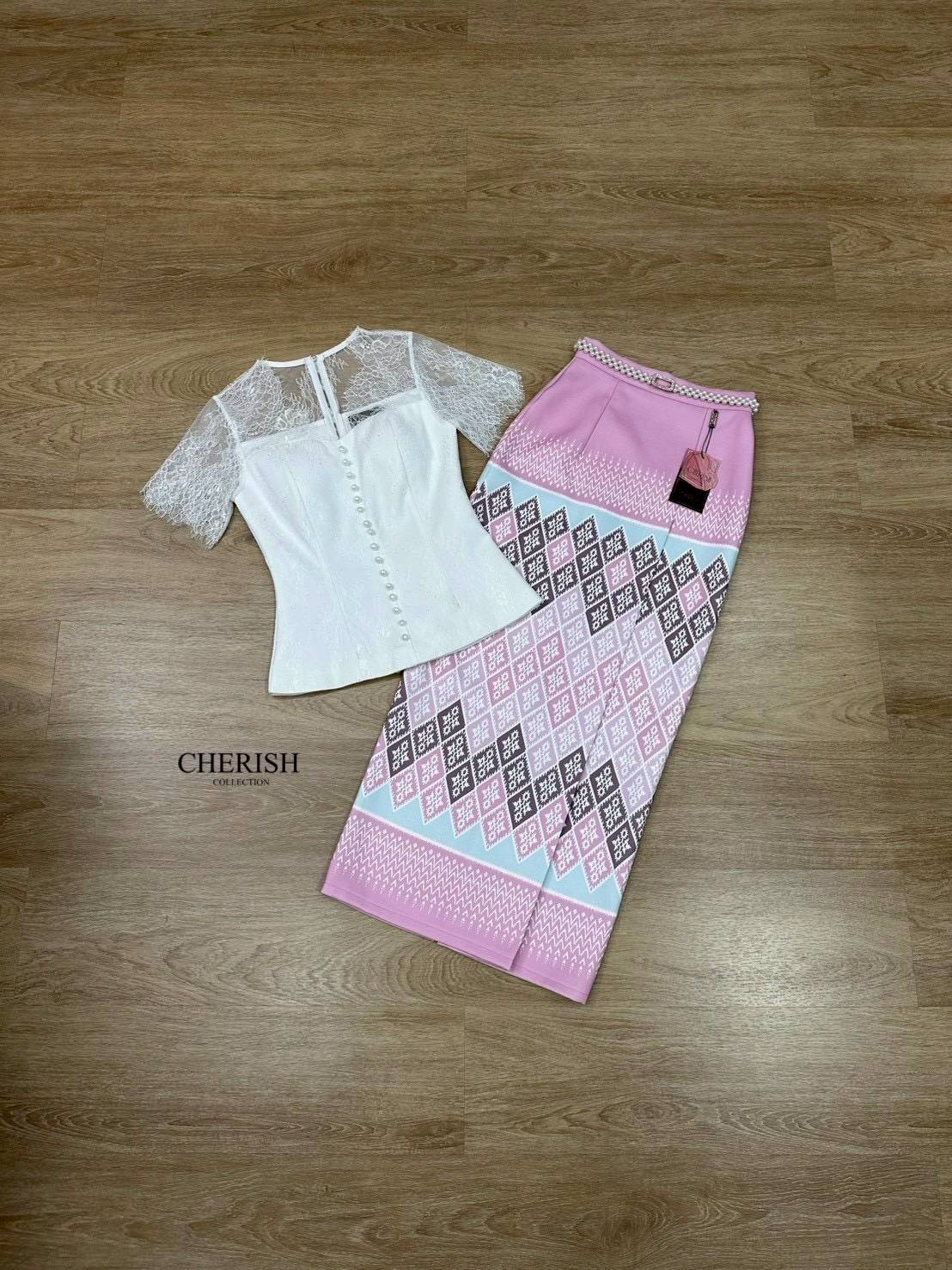 สุด Hot เซ็ทชุดไทย 3 ชิ้น ตัวเสื้อลูกไม้ซีทรูด้านบน พร้อมซับใน เกาะอกด้านในตกแต่งกระดุมพร้อมผ้าถุงสำเร็จพิมพ์ลายไทยสุดเก๋เนื้อผ้าอย่างดี มาพร้อมเข็มขัดมุกสุดหรู จะใส่เข้าพิธีสำคัญ งานบุญ งานมงคลสมรส จะไปงานไหนรับรองเด่นสุดๆเลยค่า💕