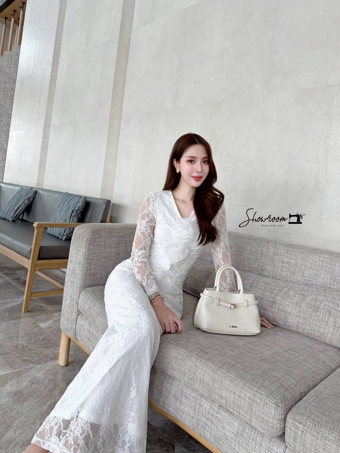 เดรสยาวผ้าลูกไม้ทอลายในตัวทรงเข้ารูป ดีไซน์สวย ซิปหลัง มาพร้อมดอกไม้4ดอก ถอดออกได้ ใช้ผ้าอย่างดีในการตัดเย็บ บุซับ งานสวยแค่ไหนให้ภาพมันฟ้องค่ะ ไม่อธิบายเยอะ คอมพลีทลุคครบจบในชุดเดียวค่ะ #showroombrand #งานป้ายshowroom #งานป้ายคุณภาพดี #งานแฟชั่น #เสื้อผ้