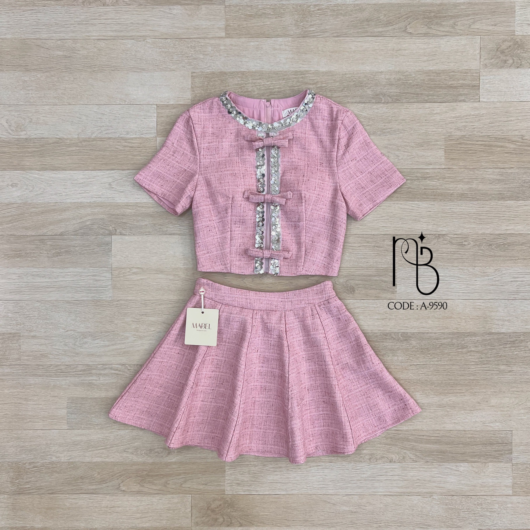 ชุดเซทสีชมพูน่ารัก เสื้อแขนสั้นผ้าทวิสแต่งอะไหล่ปักเลื่อม ซิบหลัง และเข็มกลัดโบว์ 3 ชิ้น พร้อมกระโปรงผ้าทวิส สีเดียวกัน เป็นซับในกางเกง งานซิบข้าง