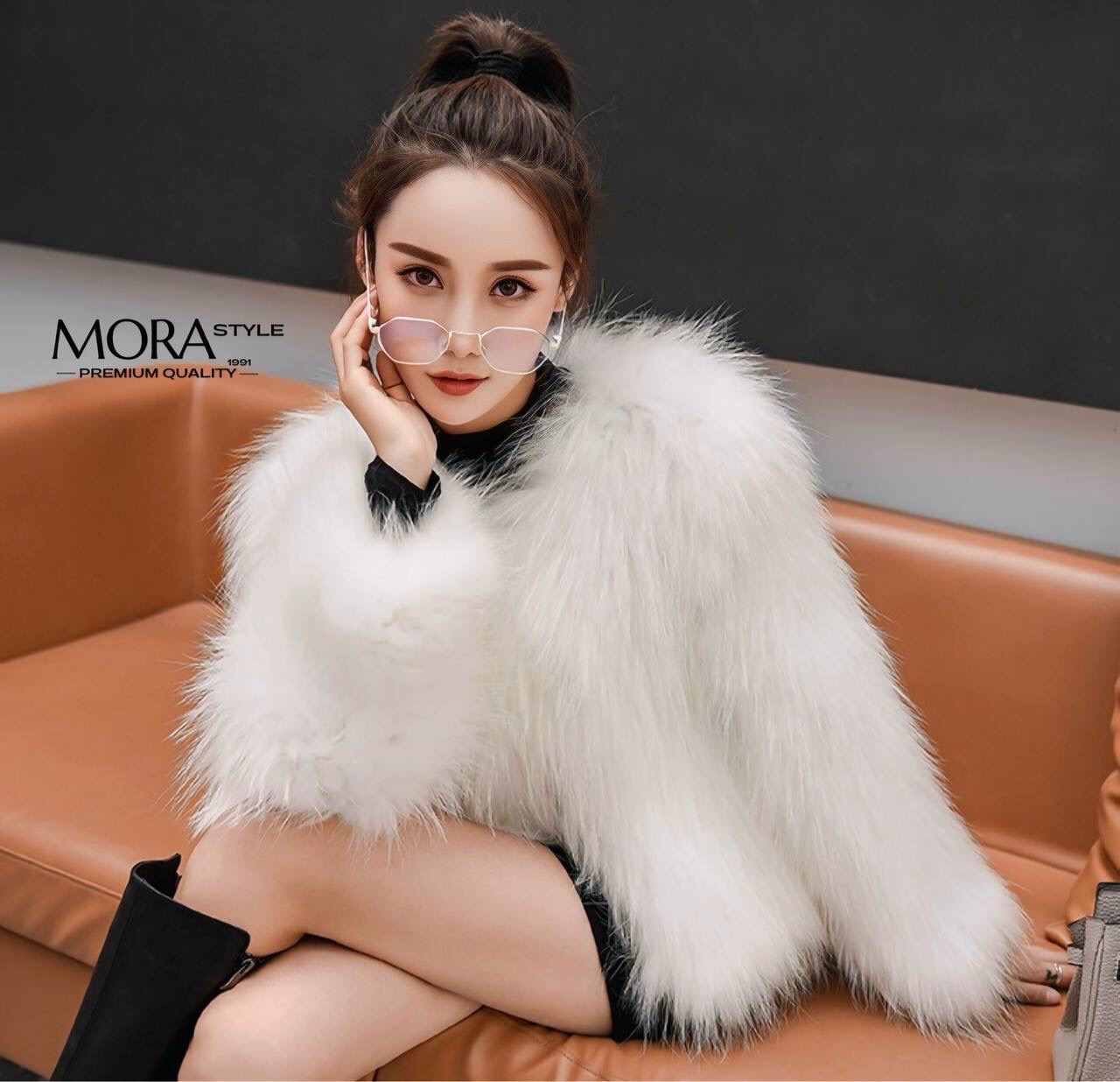 เสื้อคลุมแขนยาวแต่งขนทั้งตัว งานสวยแพง เหมาะกับแฟชั่นหนาวนี้สุดๆ ดีไซน์ออกมาเก๋ งานคือน่ารักมากค่ะ สาวๆต้องมีติดตู้นะคะ