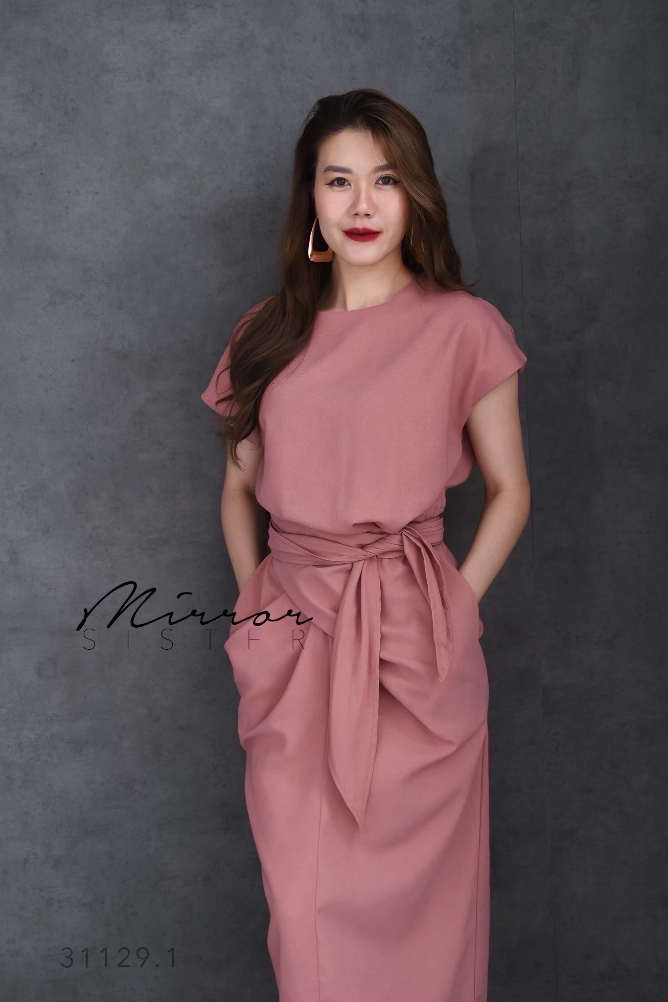 MiRRoRSiSTER's WeNDA DReSS•• เดรสทรงสวยเบสิค ใส่ง่ายใส่ได้บ่อย ช่วงบนเป็นแขนสั้นคอกลม แพทเทรินทรงหลวม แต่สามารถผูกเอวให้เข้ารูปตามไซส์ที่ต้องการได้ ช่วงกระโปรงจับแต่งdrapped เมื่อผูกเสร็จเรียบร้อยแล้วสวยเก๋ ชุดเดียวจบ