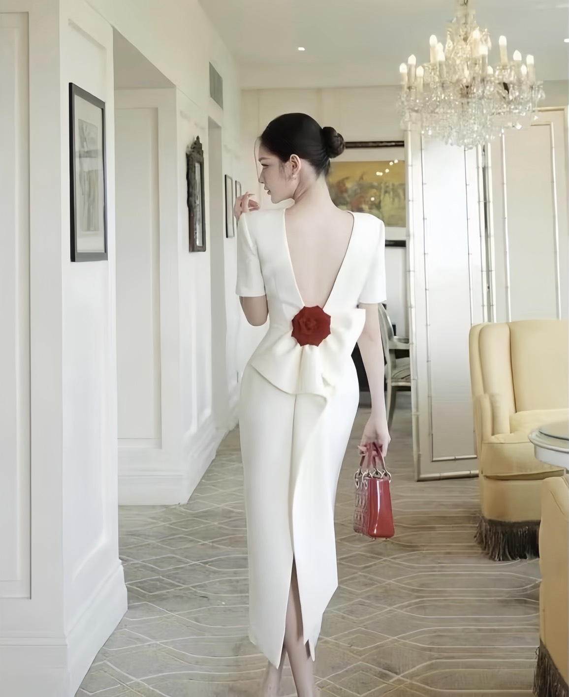 เดรวสีขาวสวยหรูสวยสะกดทุกสายตา! ดีเทลคอกลมแขนสั้น คัตติ้งเนี๊ยบเก็บทรงเป๊ะใช้ผ้าสูทเนื้อหนาเกรดพรีเมียม มีซับในเต็มตัว เสริมฟองน้ำและซิปหลังซ่อนอย่างดี