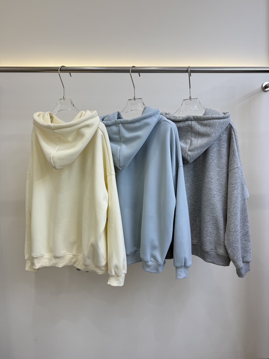 เสื้อฮู้ดดี้แขนยาวบุขนด้านใน ✔ ดีเทลมีกระเป๋าด้านหน้า สกรีนลายภาษาอังกฤษ ฮู้ดรูดปรับได้ ด้านในบุขนกันหนาว ✔️ ใส่เที่ยวอากาศหนาวได้เลยค่าาา