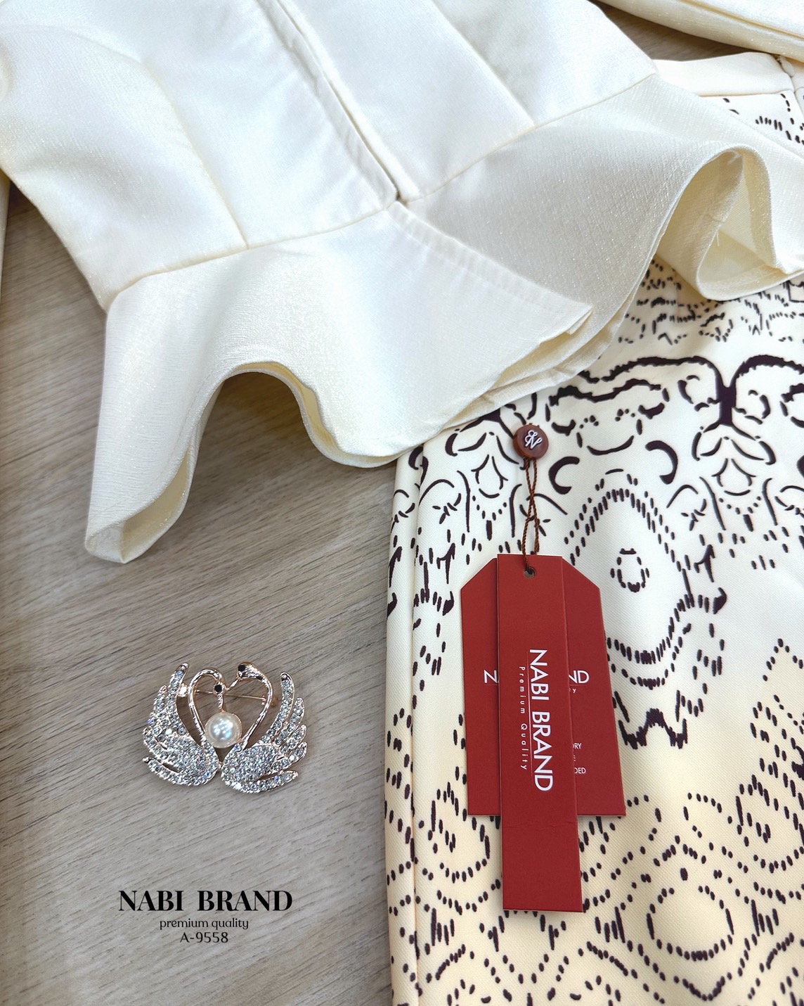 ชุดเซทชุดไทย คอลเลคชั่นใหม่ ที่คุ้มสุด ได้ถึง 4 ชิ้น 👇🏻👇🏻 💛เสื้อผ้าไหมแขนยาวสีครีม ทรงไหล่ตั้ง ปลายเสื้อแบบบาน ซิบหลัง มีซับในและฟองน้ำเสริม 💛กระโปรงพิมพ์ลายไล่เฉดสี ครีม-ชมพู ทรงสอบเข้ารูป แบบซิบหลัง มีซับใ