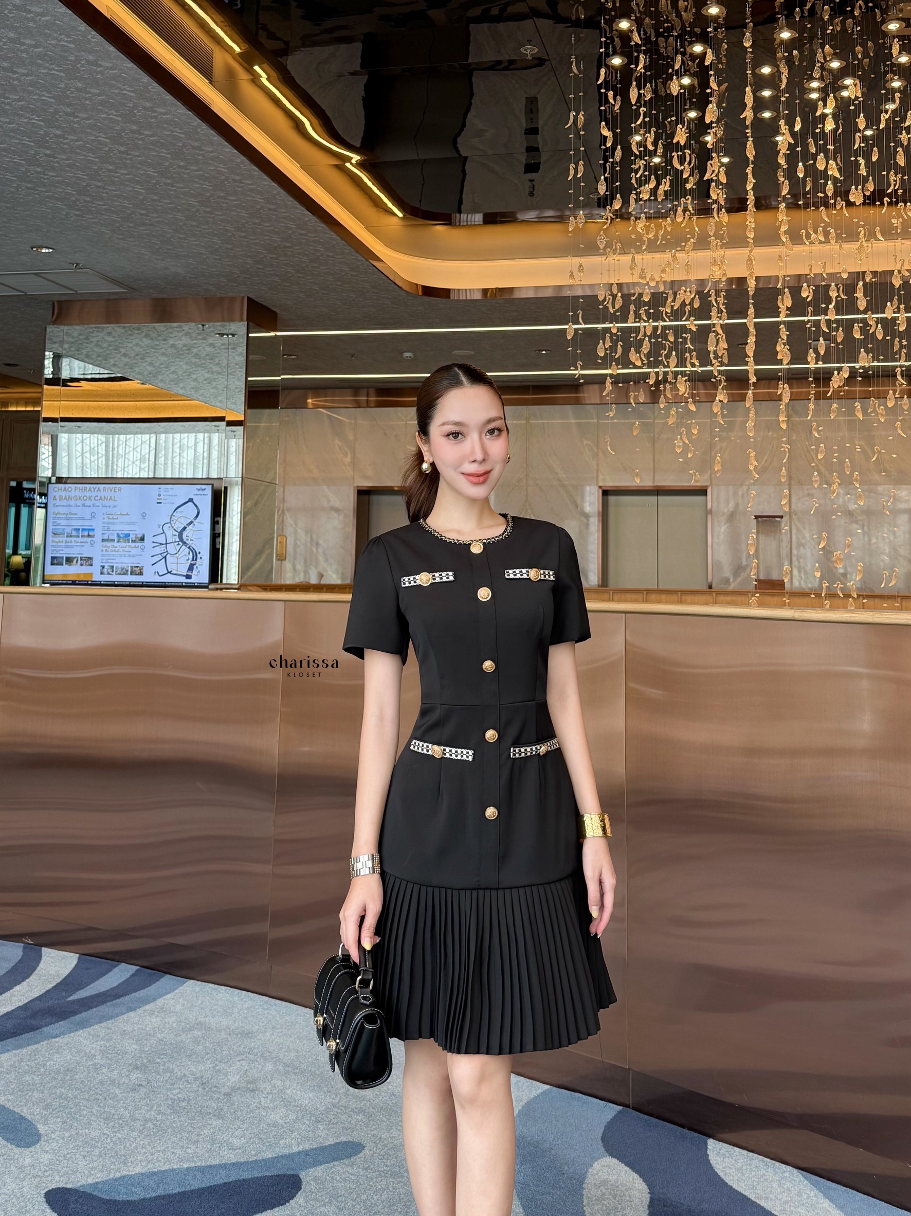 ชุดเดรสสุดหรูที่ผสมผสานความเรียบโก้และความหวานได้อย่างลงตัว ดีไซน์ทรงเข้ารูปช่วงตัว เน้นสัดส่วนอย่างสวยงาม เดรสเป็นซิปด้านหลัง ตัดต่อกระโปรง พลีท เพิ่มความพลิ้วและความอ่อนหวาน ตกแต่งกระดุมทองหรูหราและกระเป๋าเพิ่มความโดดเด่น สไตล์ Luxury Chic เนื้อผ้าพรีเม