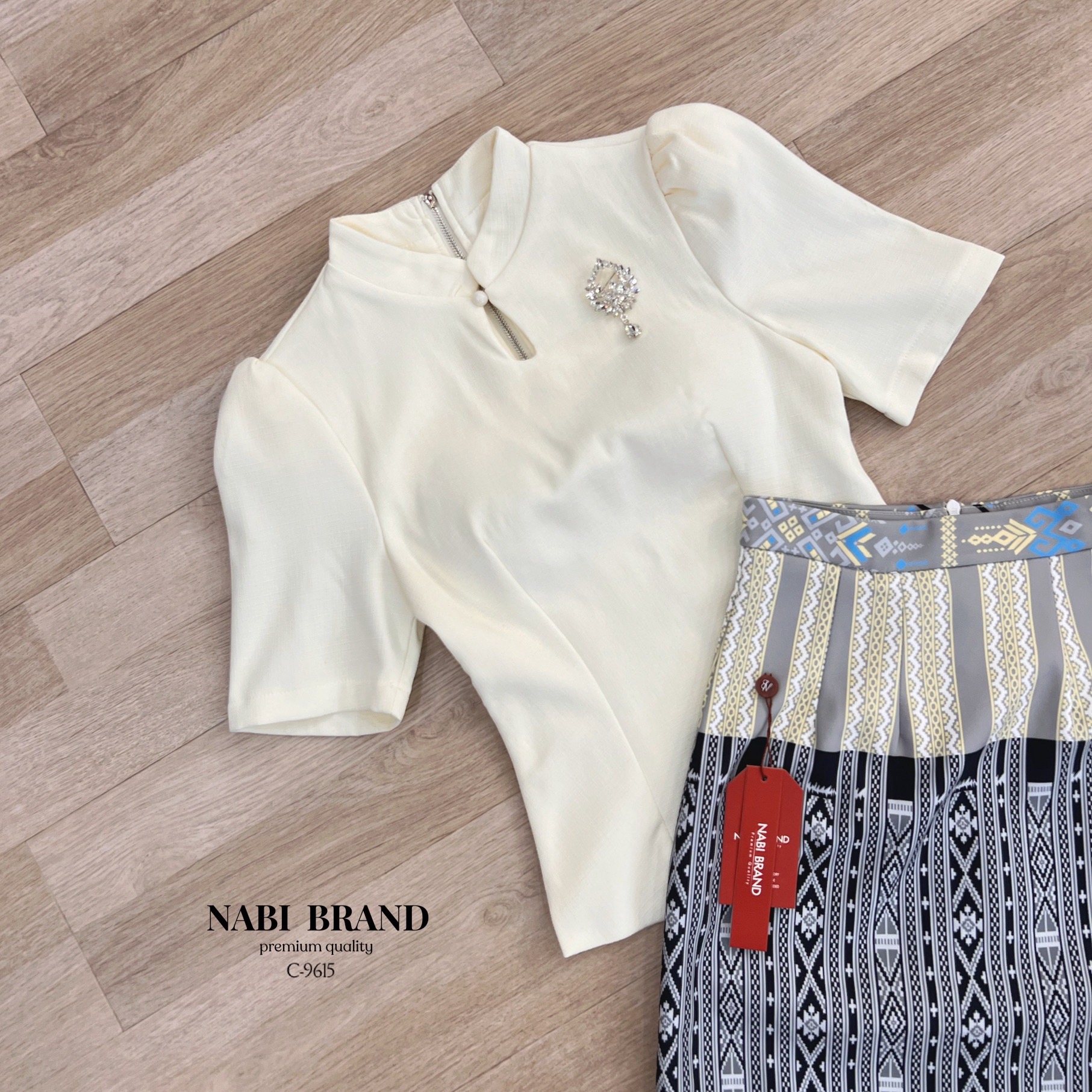 ชุดเซท ชุดไทย คอลใหม่ ลายใหม่ สวยอย่างไทยมาก เสื้อแขนสั้นคอปกตั้งสีครีม พร้อมกับกระโปรงทรงผ้าถุง ลายสวย ประดับเพิ่มด้วยเข็มกลัดเพชรติดอก ชุดมีฟองน้ำและซับใน งานซิบหลังทั้งชุด สามารถใส่ เข้าวัด ทำบุญ หรืองานพิธีการ ก็สวยไม่ซ้ำใครค่ะ🇹🇭 #NABI