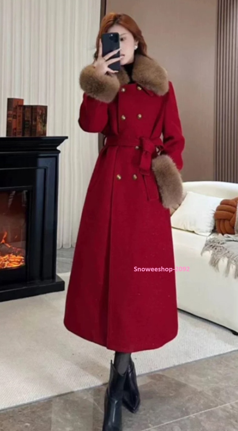 โค้ทตัวนี้คือ ตัวแม่ประจำฤดูหนาว เก็บลุคหรูได้แบบไม่ต้องพยายามเยอะ ปกขนเฟอร์ + ขนปลายแขนแบบฟูๆ แต่งลายสวย หรูมีคลาส ซับในหนา อบอุ่นมาก ใส่ติดลบได้จริง เดินในหิมะก็ยังสวยแบบมีประกาย