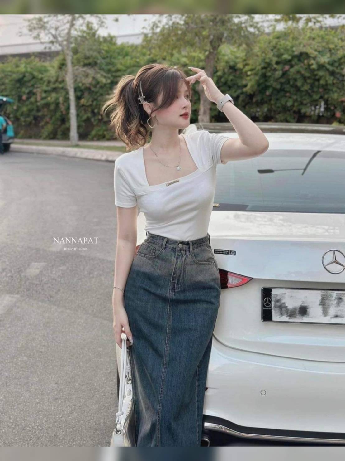 เซ็ทกระโปรงยีนส์ยาว เก๋ไก๋ดูดีเลยนะคะ ไม่ว่าเสื้อ หรือตัวกระโปรง จะหาจับแม็ชกับชุดอื่นก็ง่ายเลยคะ ตัวเสื้อผ้ายืดหนานุ่มเลยคะ เราใช้แต่ผ้าดีนะคะ แต่งดีเทลตรงอกเก๋ๆ ตัวกระโปรงงานผ้ายีนส์แท้ ทรงสอบสวย ผ่าหลัง แม็ชกันลงตัว ราคานี้คุ้มมากนะคะ ห้ามพลาด สินค้ามา