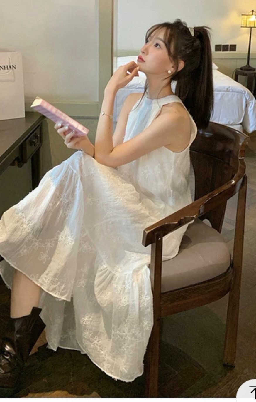 เดรสยาวแขนกุดสีขาว ผูกคอหลังตามแบบ งานทรงสวย ดีเทลกระโปรงต่อชั้นๆ ใส่เที่ยวคาเฟ่สุดเริ่ด เหมาะกับเที่ยวลำลองมากๆน้า เดินห้างชิวๆเลยคะ ผ้าคอตตอลลูกไม้งานปักอย่างดี มีซับในให้ด้วยนะคะ