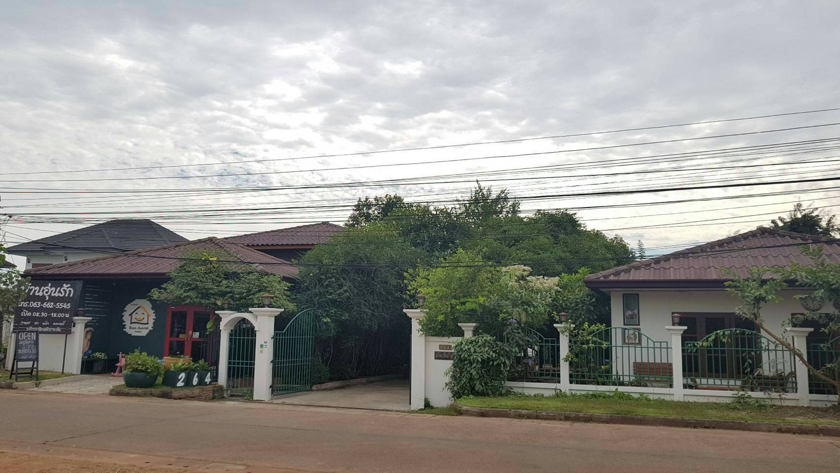 ขายบ้านพร้อมที่ดินและกิจการบ้านอุ่นรักร้านอาหาร+ร้านกาแฟ+ห้องพักรายวันใจกลางอ.เมืองหนองคายพร้อมอุปกรณ์เครื่องใช้ เฟอร์นิเจอร์ครบครันเหมาะสำหรับผู้รักในการทำธุรกิจ