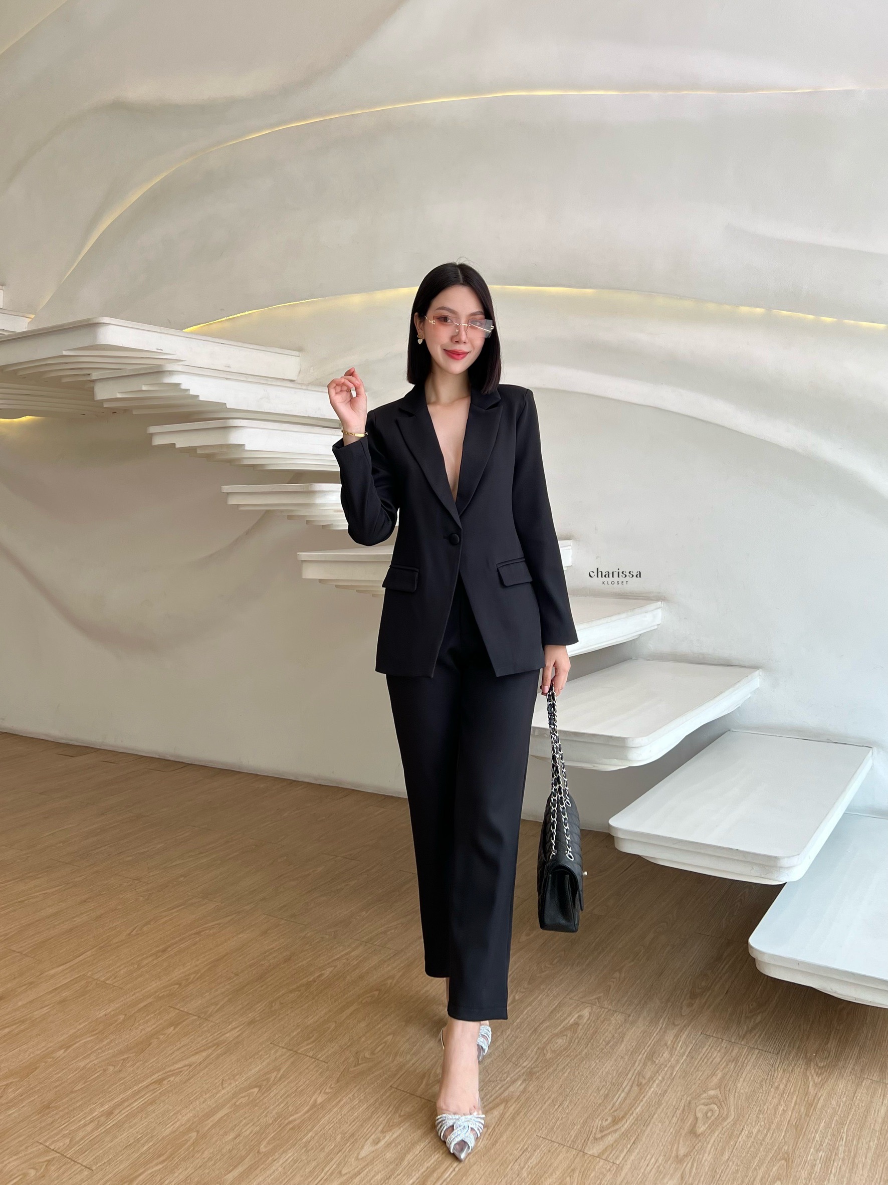 Blazer+กางเกง ผ้าดีใส่สบายมาก เสื้อสูทมีซับในอย่างดี แต่งกระดุมผ้าเดียวกับสีชุด มีซับในทั้ชุด มาคู่กับกางเกงขายาวใส่สบายๆ ไม่สม้อคนะคะ กระเป๋าใช้งานได้จริงทั้งเสื้อและกางเกงเลยค่า เสื้อสูทมีรองบ่าบางๆเพื่อให้เป็นทรงสวย จะใส่คู่กับรองเท้าผ้าใบวันสบายๆ หรือ