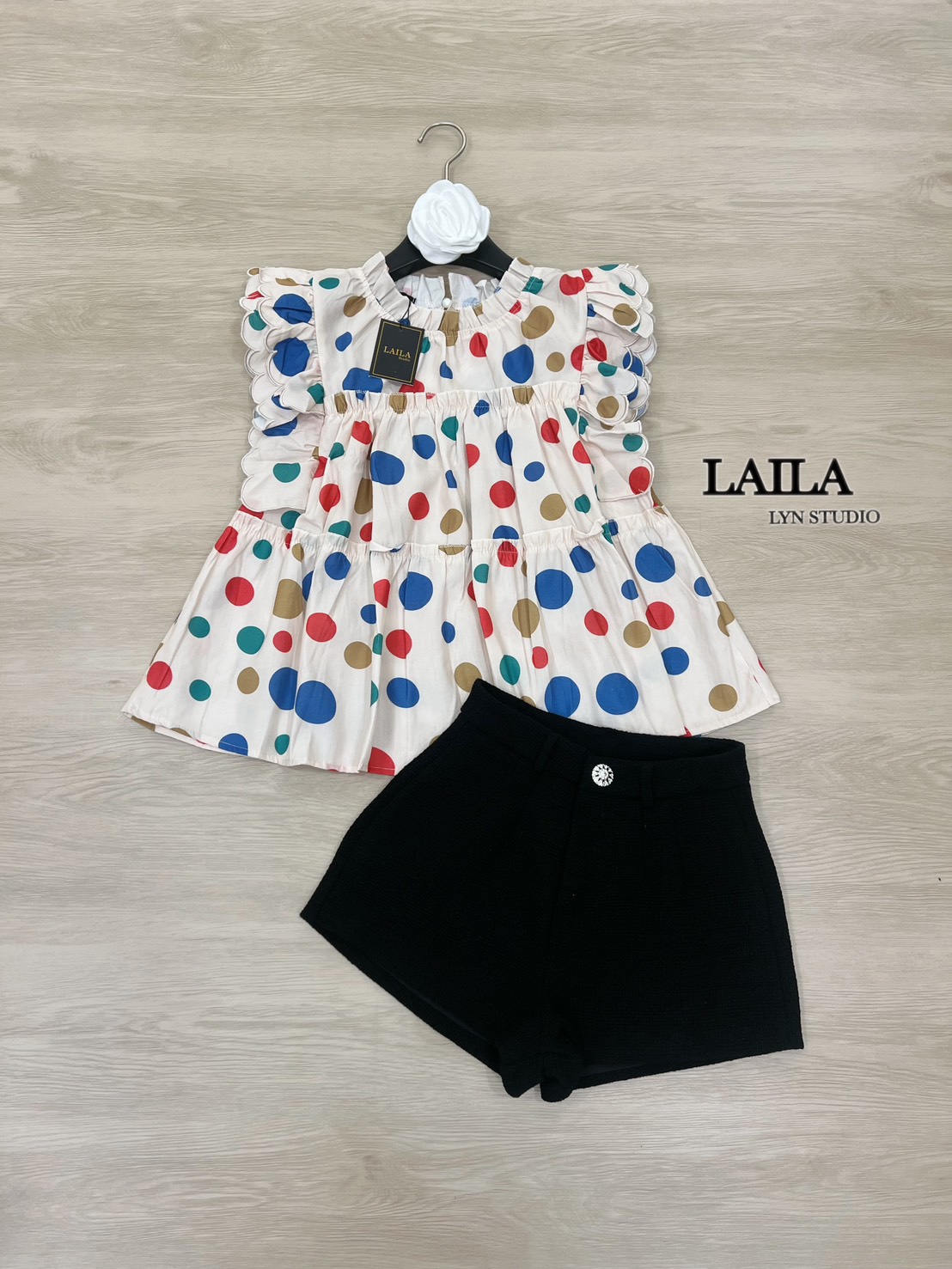 Tag : LAILA Detail: SET เสื้อ+กางเกง เสื้อแขนยาวทรงคอปีนแต่งระบายๆ งานแต่งกระดุมด้านหลัง ดีไซน์ช่วงแขนระบายฟูๆตัดเย็บอย่างดีช่วงปลายเสื้อแต่งทรงบานๆพริ้วๆสุดน่ารัก โทนสีออฟไวท์แต่งลายจุดสีสันสดใส มาพร้อมกางเกงทวิตขาสั้นสีดำใส่ง่ายเข้ารูปพอดี