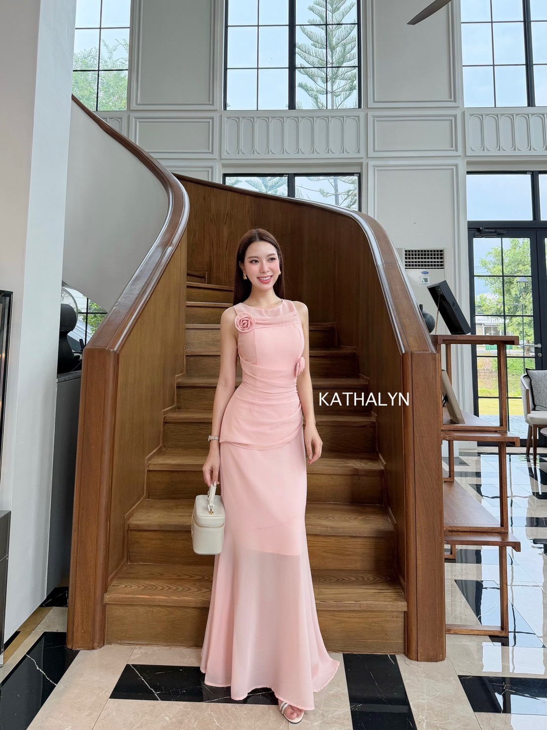 เดรสกระโปรงคอกลม แขนกุด ทรงพอดีตัวใส่กำลังสวย เนื้อผ้าสวยใส่ออกงานหรูหรา สีสวยขับผิว ท่อนหน้าอกและเอวเย็บจับจีบเก๋ๆ มีบลาในตัว ดอกกุหลาบเป็นเข็มกลัดสามารถถอดได้นะคะ ชุดนี้ควรมีติดตู้เพราะใส่ออกได้เข้าสังคมได้หมด