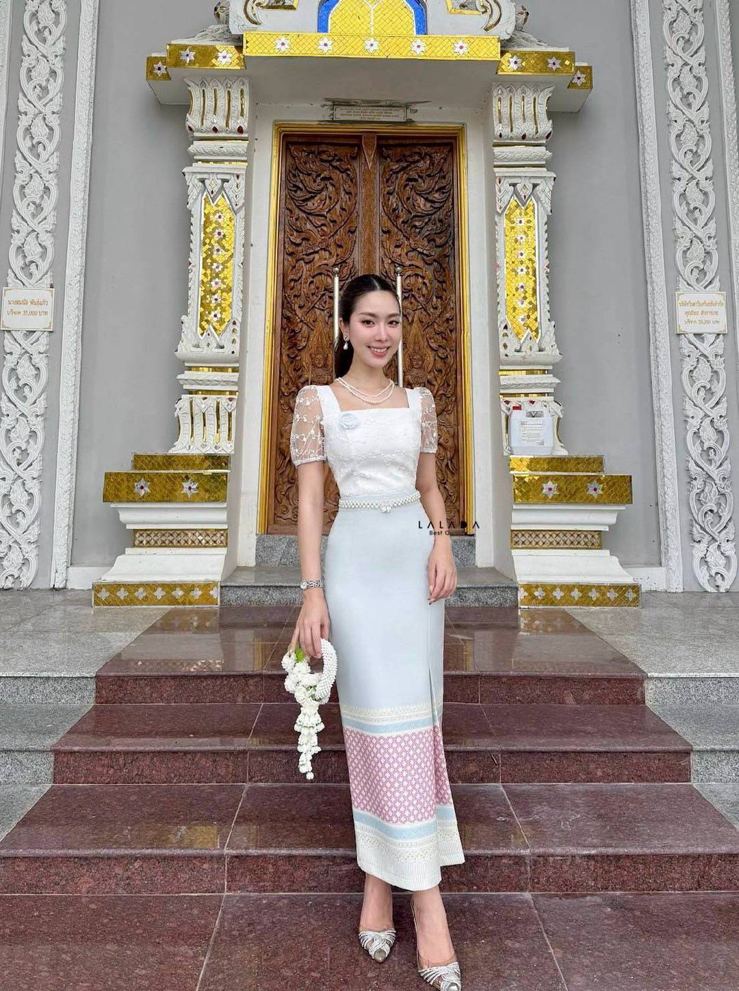 𝐍𝐞𝐰 𝐀𝐫𝐫𝐢𝐯𝐚𝐥𝐬 💚 LALADA (ลลดา) •Detail : คอลผ้าไทย ชุดทำบุญ ชุดไปงาน พร้อมส่งค่ะ เสื้อลูกไม้คอเหลี่ยมมีแขน อกเสริมฟองน้ำ + เข็มกลัดดอกไม้ + เข็มขัด ( เข็มขัดยืดไ