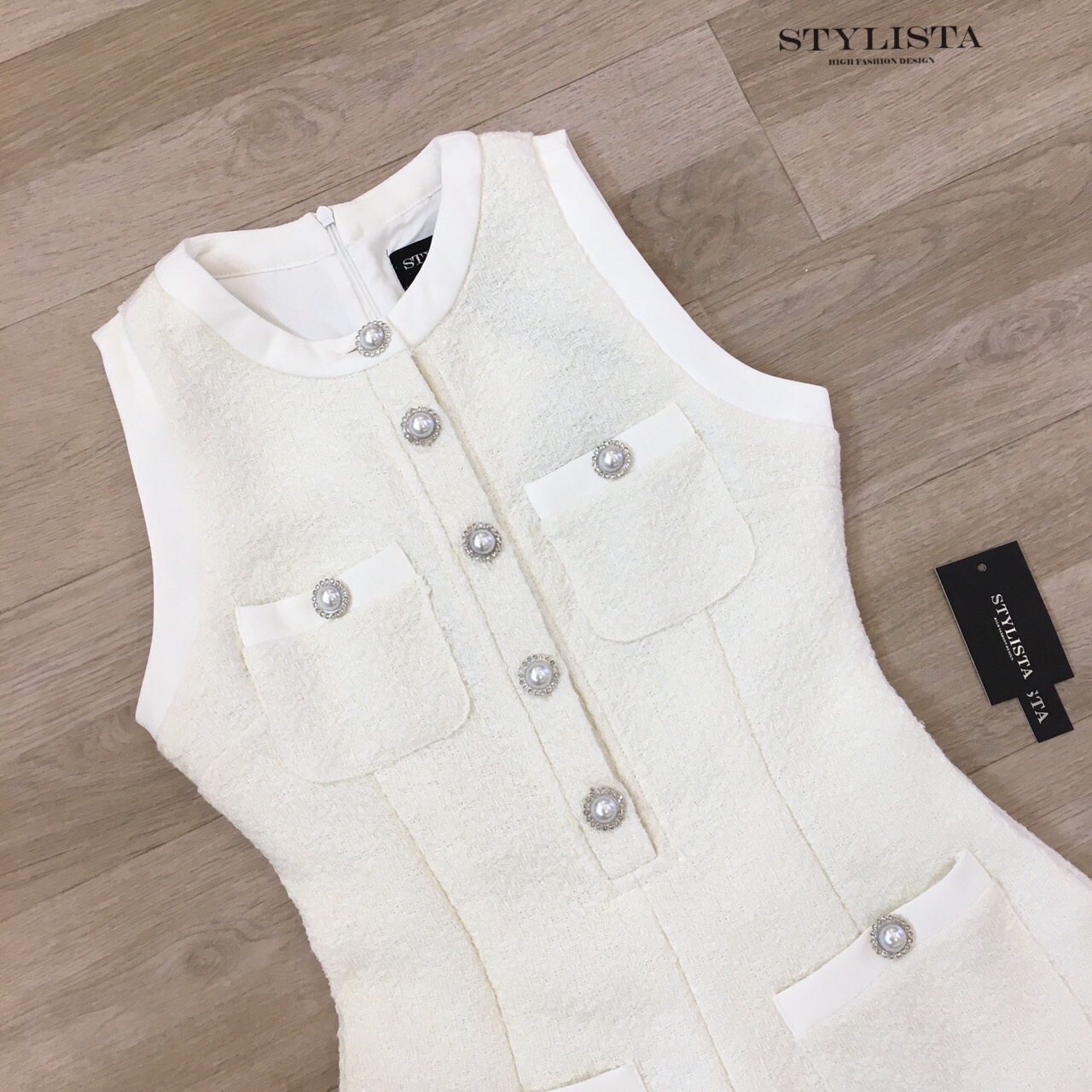 ชุดจั๊มสูทแขนกุด ทรงเข้ารูปสวยเป๊ะตลอดลำตัว ช่วยเก็บทรงและเน้นสัดส่วนได้ดี ใส่แล้วดูสูงเพรียว