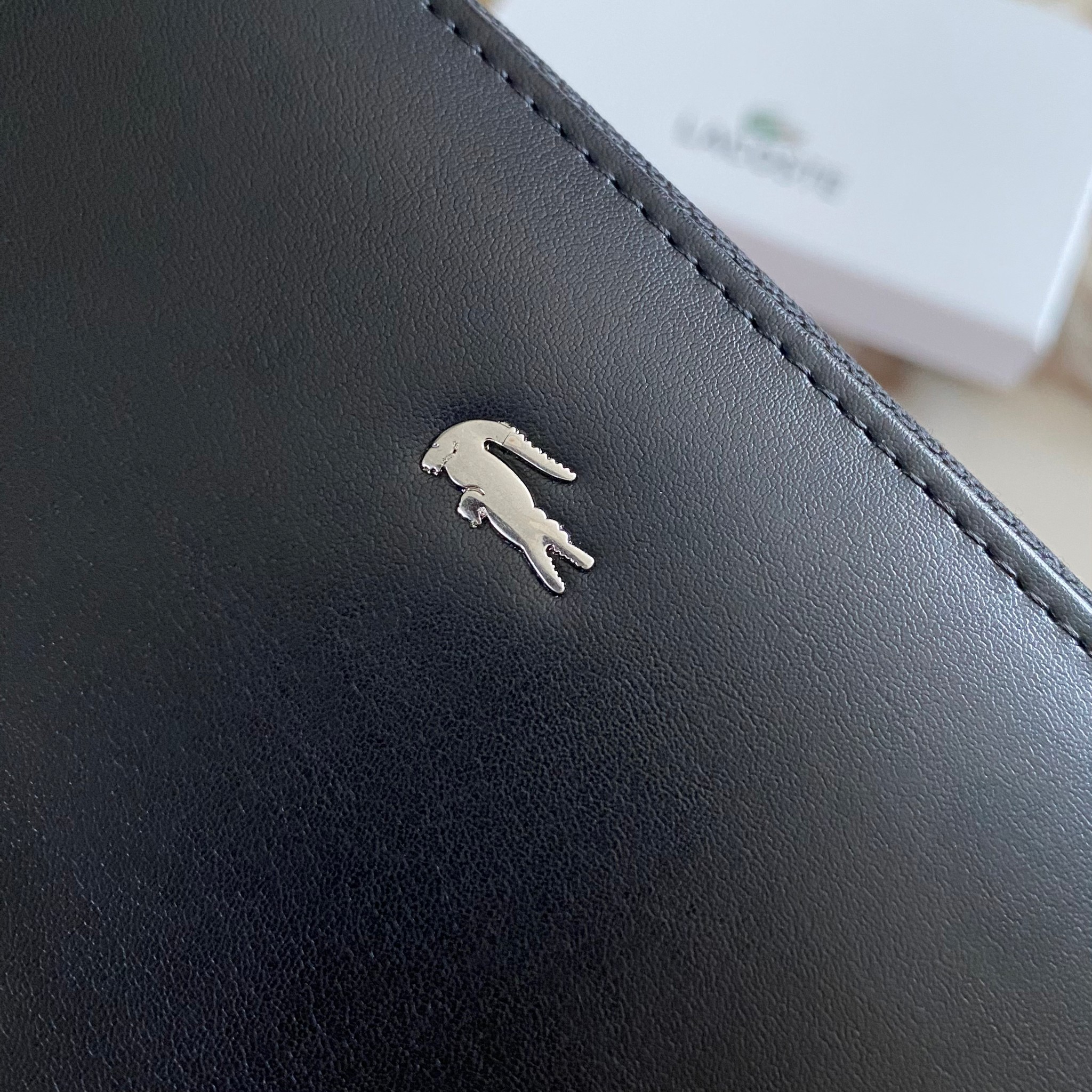 กระเป๋าสตางค์ใบยาวซิปรอบแบรนด์เนมลาคอสหนังแท้สีดำใช้ได้ทั้งชายหญิง LACOSTE LONG WALLET