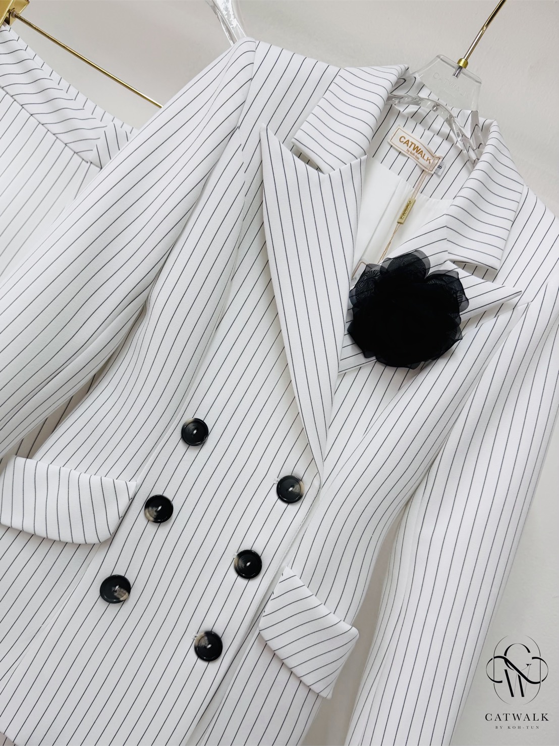 เซตสูทลายทาง+เข็มกลัดดอกไม้+กางเกงขายาวทรงสวย เนื้อผ้าเกรดเอ ทอลายในตัว ตัวสูทเป็นทรงเข้ารูป แต่งกระดุมด้านหน้า 6 เม็ด มีกระเป๋า 2 ข้างใช้งานได้จริง มีเข็มกลัดดอกไม้ สีดอกไม้จะเป็นสีตามลายเส้นของตัวชุด มาคู่กับกางเกงขายาวทรงสวย ใช้ผ้าเนื้อเดียวกับตัวสูท เ