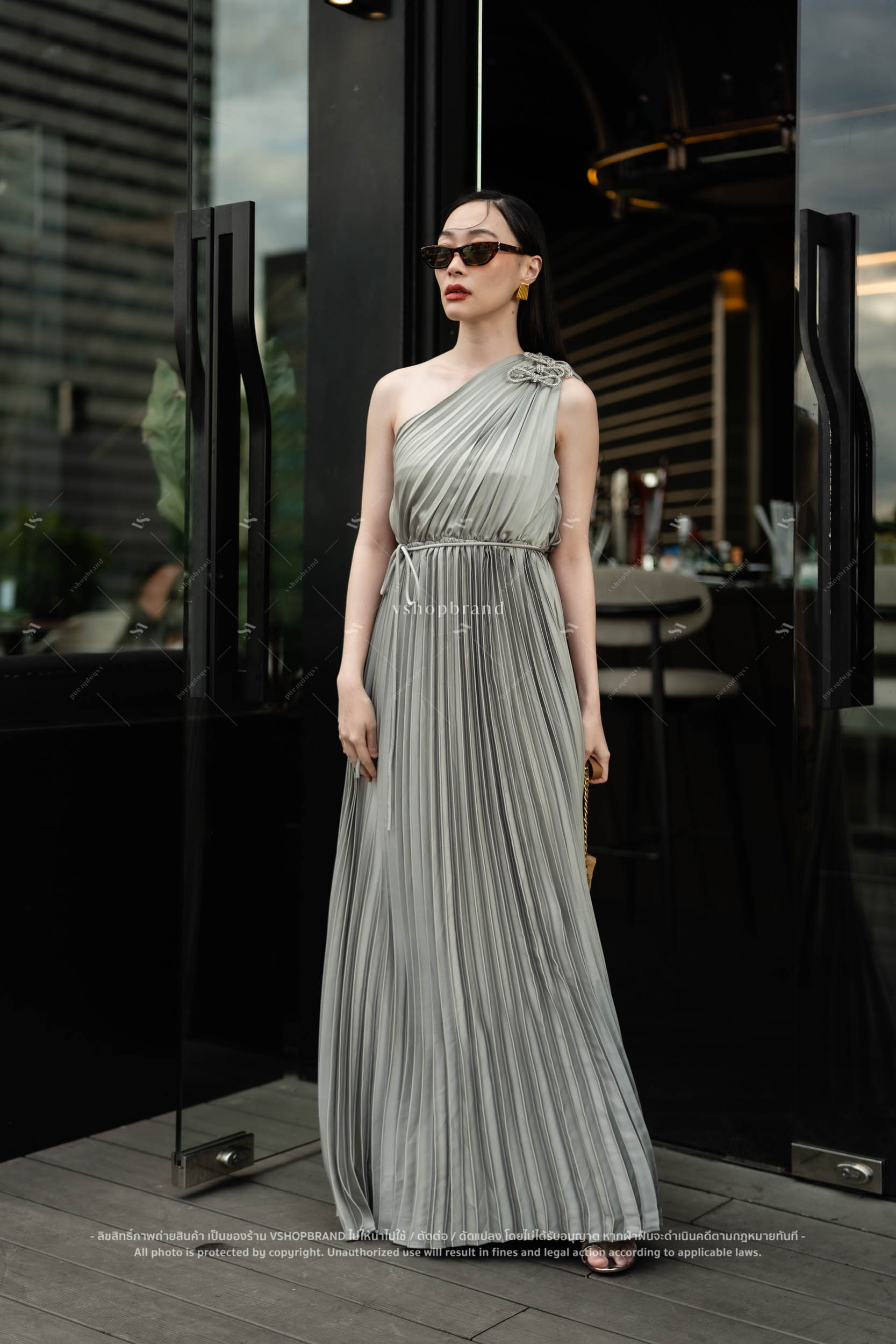 Maxi เดรสอัดพลีทปาดไหล่ เข็มกลัดโบว์+เชือก