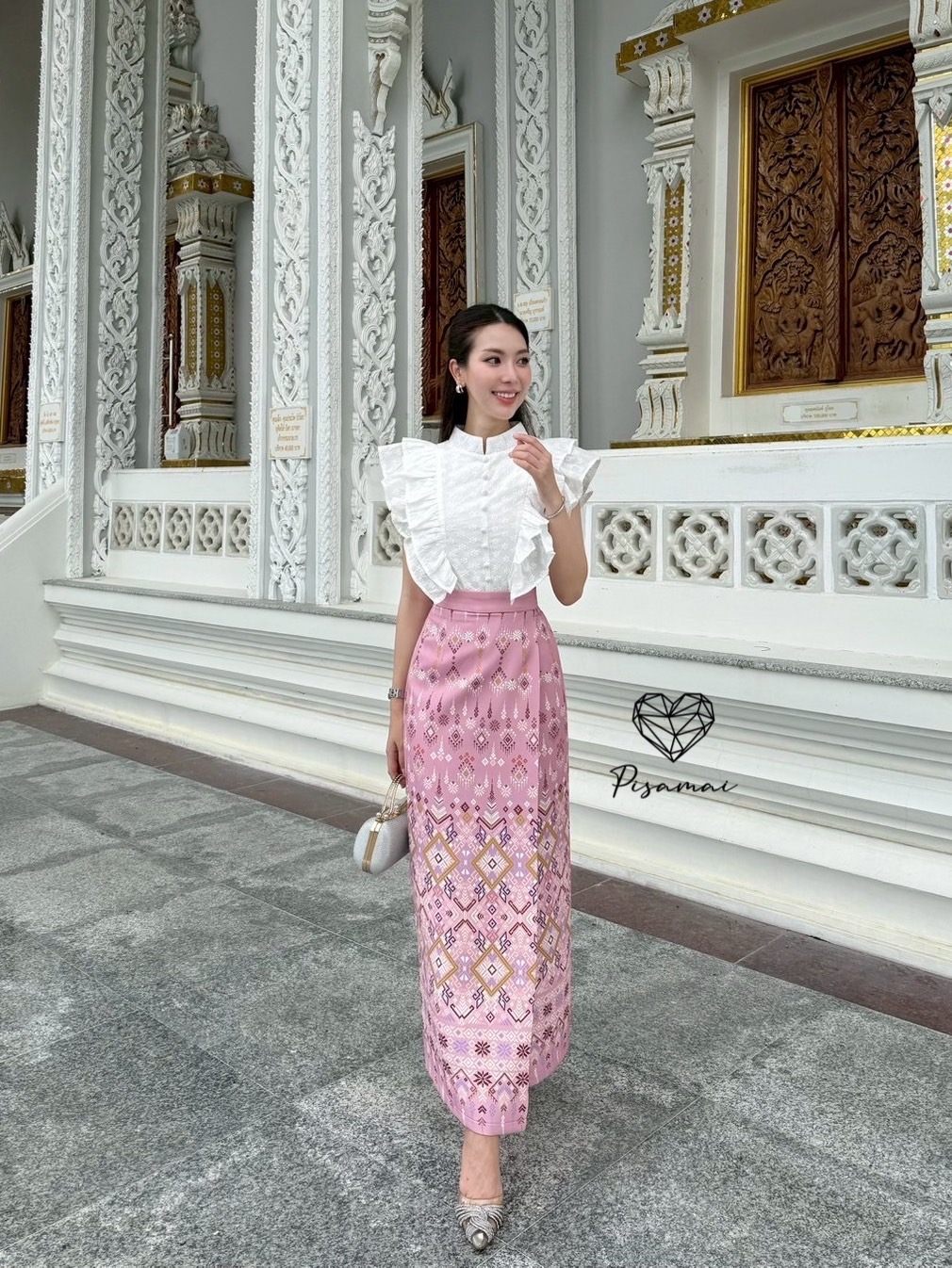 เซ็ตเสื้อแขนสั้นสีขาวตรงตั้งแต่งลูกไม้ฉลุชุดไทย มาคู่กับกระโปรงผ้าถุงสีครีมลายนก เรียบ หรู ดูแพง ใส่vacayถ่ายรูปกับแก๊งค์เพื่อนๆไม่มีผิดหวังเลยค่า ห้ามพลาดเลยน้าตัวนี้ !