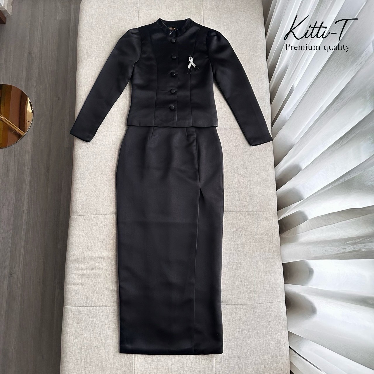 Set (3) ชิ้น เสื้อ+กระโปรง+เข็มกลัด ชุดไทยจิตลดา เสื้อสูทผ้าเงาซาติดีไซน์คอจีน(Mandarin Collar) ให้ลุคสุภาพและหรูหรากระดุมหน้าตกแต่งเรียง 5 เม็ด