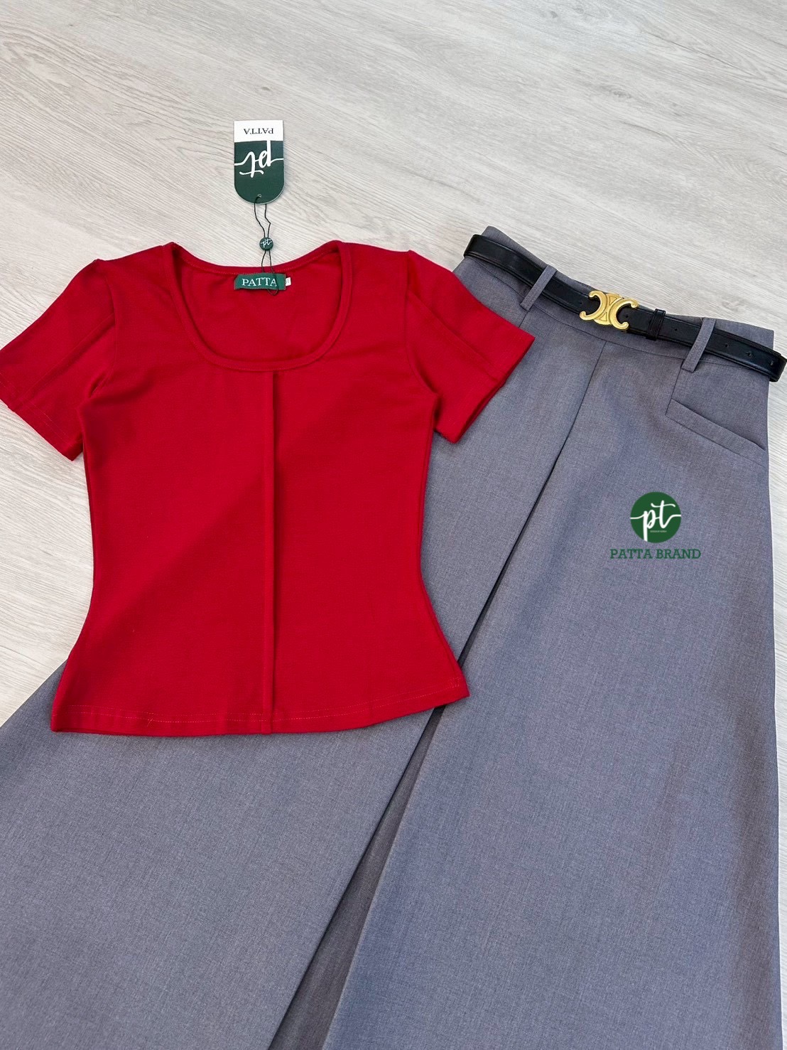 Set 2 ชิ้น เสื้อยืดแขนสั้นสีแดงทรงเข้ารูปสวย ดีเทลตีเกร็ดสวย แมทซ์กับกระโปรงยาวสีเทาแต่งจีบหน้า กระเป๋าหน้า2ข้าง ใช้งานได้จริง มีซิปหลัง