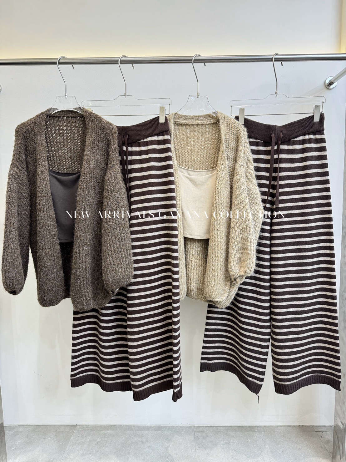 Set 3 pcs เสื้อสายเดี่ยว+เสื้อคลุม+กางเกงขายาว ✔ เสื้อสายเดี่ยวมีฟองน้ำ สายรูดปรับได้ มาพร้อมเสื้อคลุมไหมพรมแขนยาว ✔ กางเกงขายาวเอวยางยืดทรงขากระบอกลายทาง ผ้าไหมพรมนิ่ม ยืดได้เยอะ