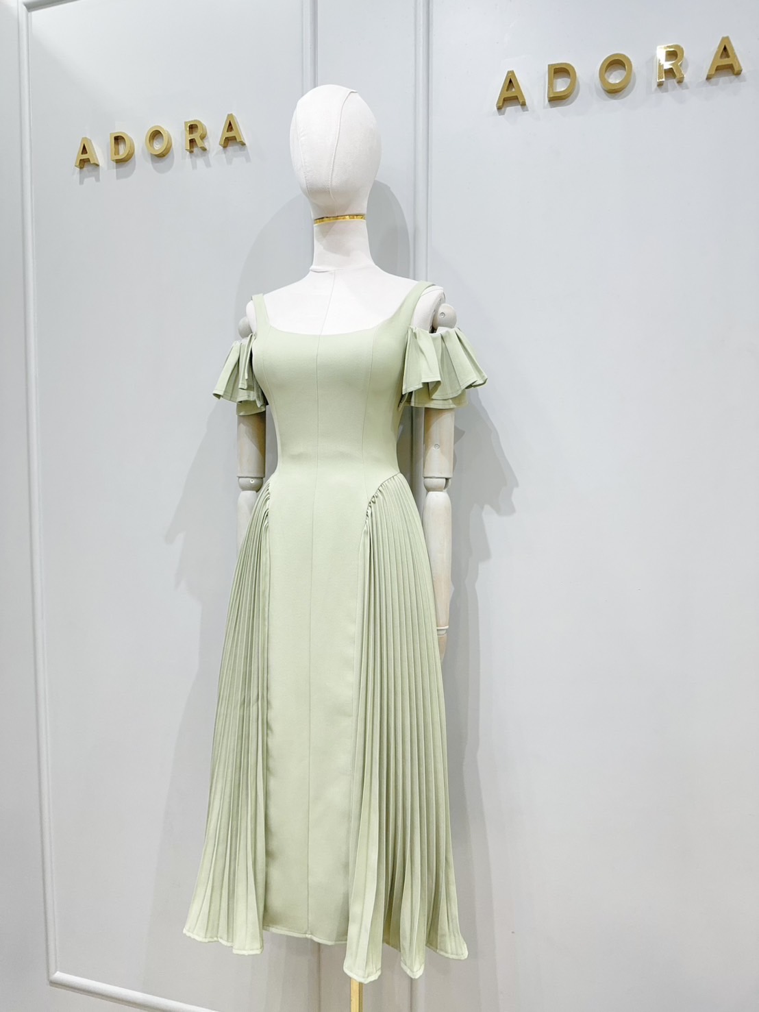 เดรสดีไซน์สายเดี่ยว แต่งดีเทลช่วงแขน ตัวเดรส ใช้ผ้าเนื้อผ้า เกรดพรีเมี่ยมทั้งตัว เนื้อผ้ามีคุณภาพ ใส่แล้วเก็บทรงดูหุ่นเพรียว แต่งดีเทลอัดพลีทด้านข้างทั้งสองข้าง งานมีซับใน งานซิปหลัง สาวๆใส่ออกงาน