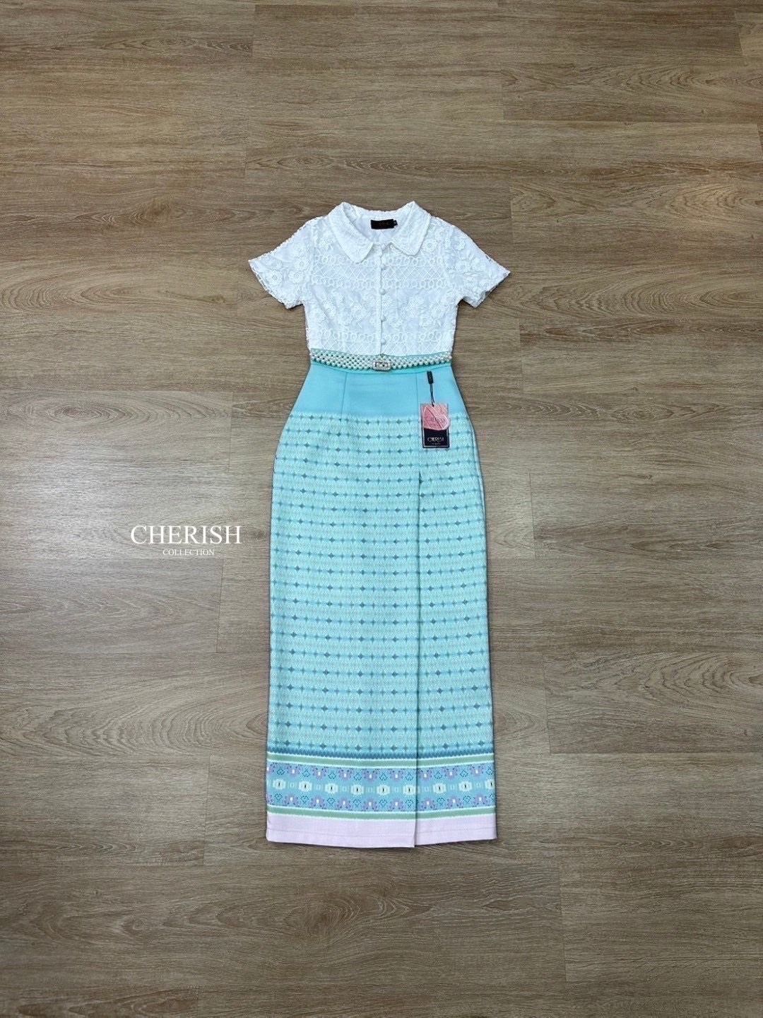 Set 3 ชิ้น ชุดไทยสวยเก๋ ตัวเสื้อลูกไม้คอปกสุดน่ารักตกแต่งกระดุมหน้าพร้อมซับในทั้งตัว ตัวกระโปรงเป็นผ้าถุงมีเทคเจอร์พิมพ์ลายไทยพับจีบหน้าผ่าหลังใส่สะดวกสบายแถมเข็มขัดให้อย่างดีเลยเจ้าค่า จะไปงานบุญ งานแต่งต้องมีนะคะ