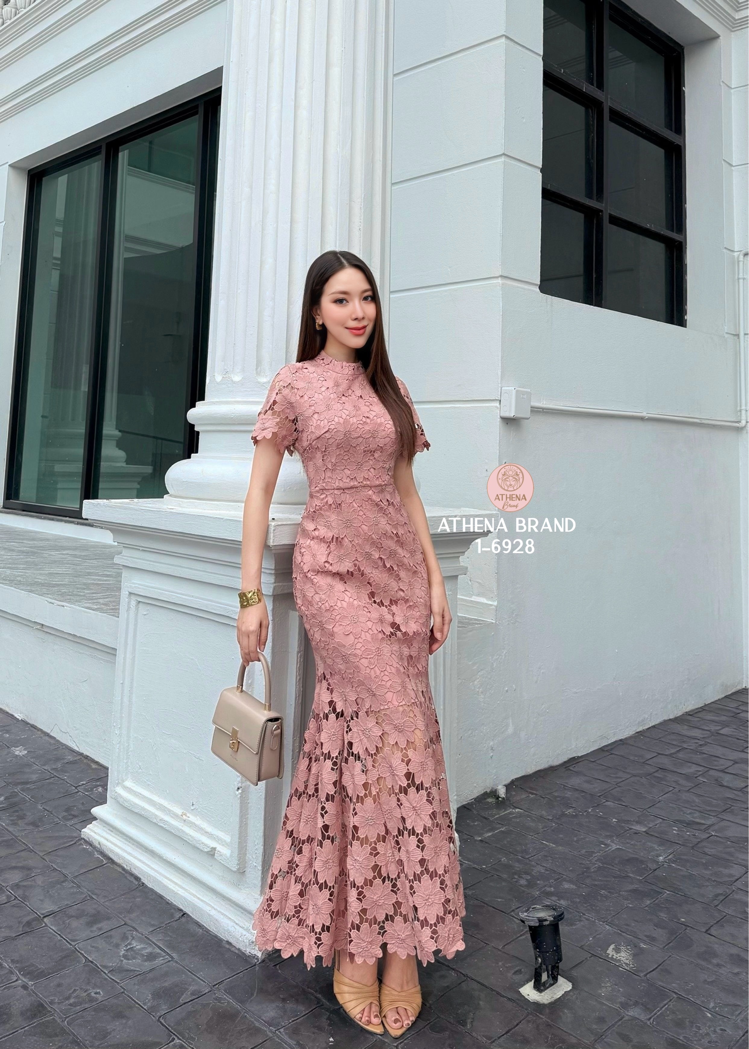 Tag 🔖 :Athena (อธีน่า) Brand Detail :: Dress Maxi Dress คอปีนดีไซน์ทรงหางปลา ใช้ผ้าลูกไม้ปักลายดอกไม้แน่นๆสวยหรูหราโดดเด่น เนื้อผ้าดี๊ดีมีTexture งานมีซับใน สวมใส่แบบซิปด้านหลัง ใส่แล้วลุคคุณนายสไตล์หรูหรา สามารถใส่ทำบุญหรือใส่ออกงานได้ทุกๆโอกาสค่