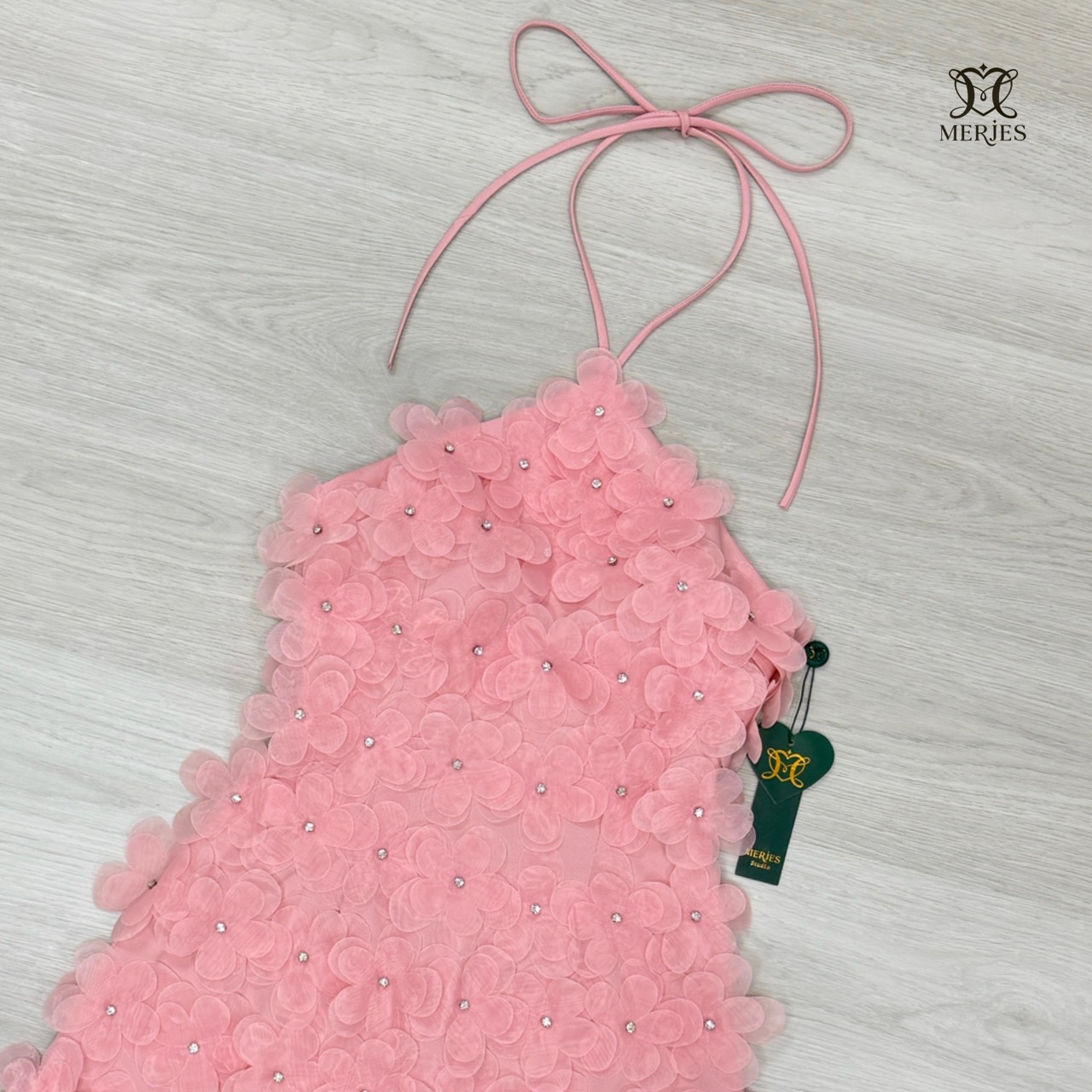 เดรสดอกไม้แต่งเพชรสีชมพูดีเทลงานคล้องคอเชือกผูกด้านหลังงานโชว์หลังแต่งดอกไม้ทรงใหญ่มีเกสรเพชรทั้งชุดสวยเก๋มากๆคะงานทรงเข้ารูปอกมีฟองน้ำเสริมทรงสวยมาก มีความเซ็กซี่สวยเก๋บอกเลยว่าไม่เก็บชุดนี้เสียดายแย่เลยคะ รุ่นฮอตขายดีมากคะ