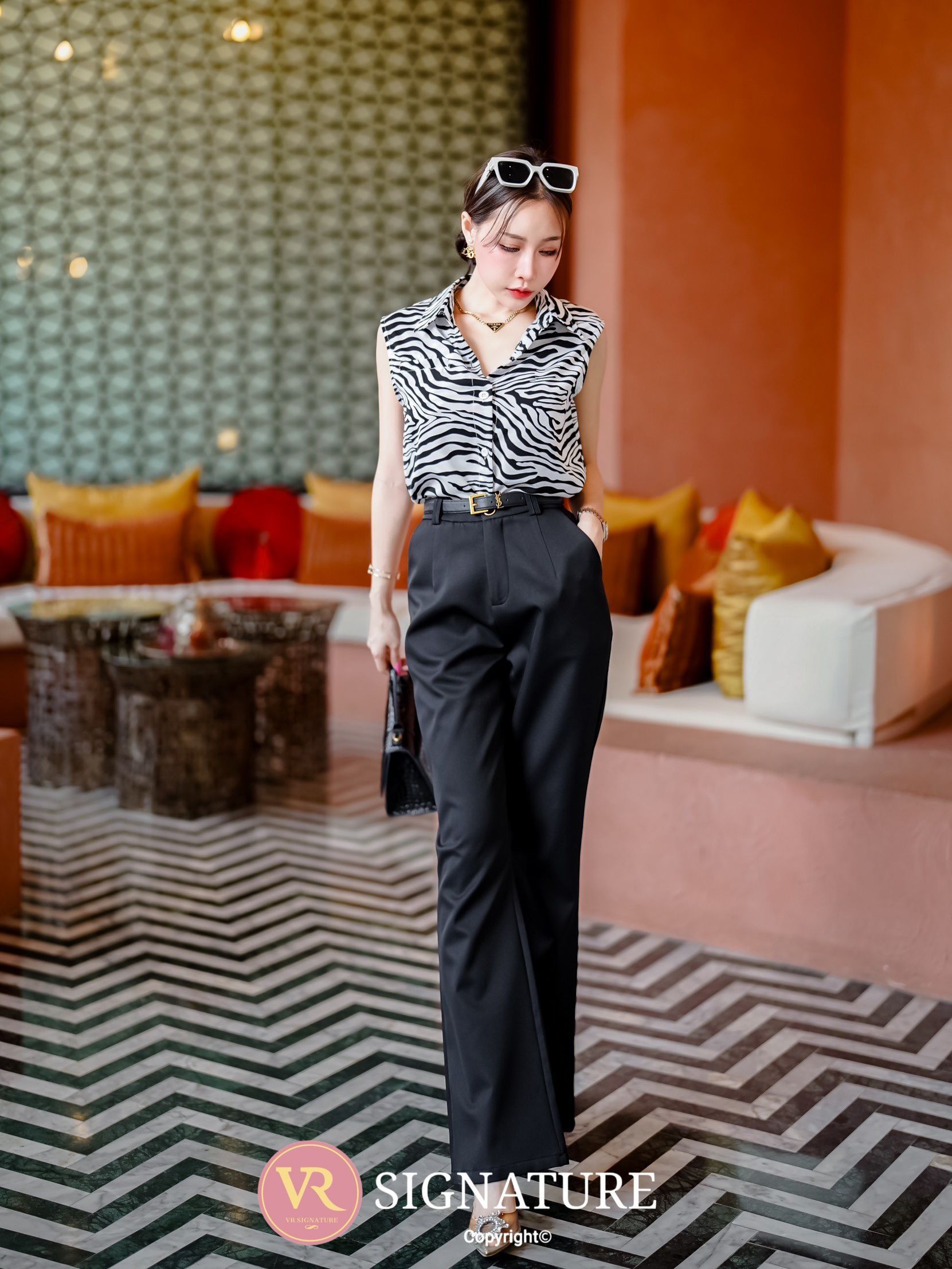 Set เสื้อเชิ้ตแขนกุด ติดกระดุมเรียงด้านหน้า เนื้อผ้าใส่สบาย มาพร้อมกางเกงขายาวทรงสวย ผ้าหนาเป็นทรงสวย มีซับใน มีเข็มขัดเข้าชุดให้ด้วยค่ะ คุ้มมากๆ สามารถใส่แยกกับชุดอื่นได้อีกเยอะเลยคะ ต้องจัดนะค่า