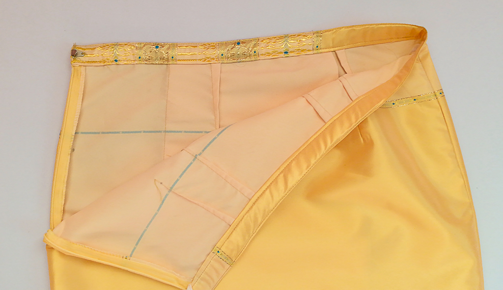 ผ้าถุงไหมสำเร็จรูป (สีเหลือทอง) งานตัดเย็บประณีต อัดผ้ากาวตามสีของผ้าถุง เนื้องานดีเกรด A (รอบเอว 32 นิ้ว)