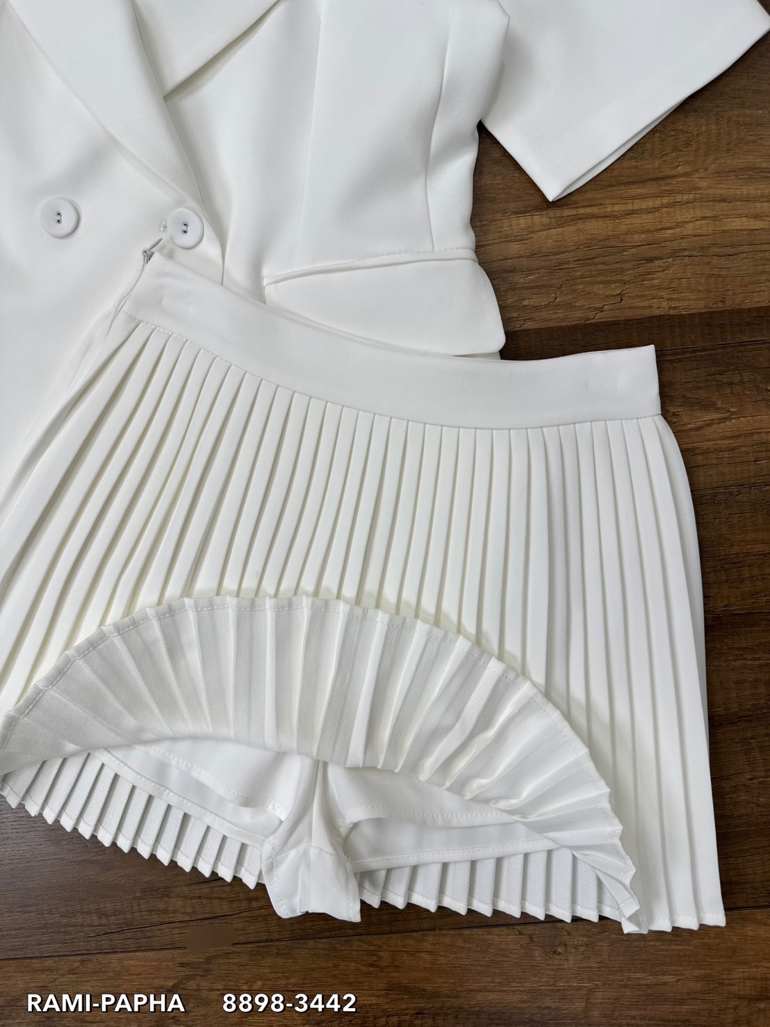 Label :: RAMI-PAPHA(รมิปภา) เสื้อแขนสั้น ปกคอเสื้อเก๋ๆ กระเป๋า/กระดุมหน้า ใช้งานได้จริง ไหล่มีฟองน้ำ ซับในอย่างดีทั้งตัว ++กระโปรงจีบเล็กรอบตัวเก๋มากๆคะ มีขาสั้นด้านใน **เนื้อผ้าสวมใส่สบาย