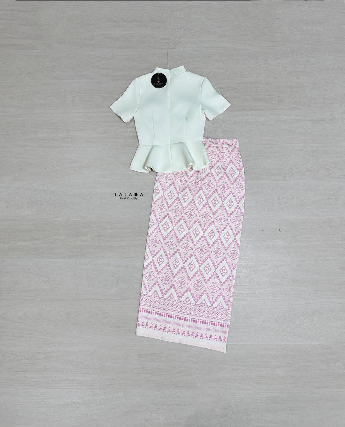 Set 2 ชิ้นชุดผ้าไทยประยุกต์ เสื้อสีขาวตัดเย็บอย่างดีแต่งกระดุมหน้างานซิปหลังเป็นซิปซ่อน + เข็มกลัดดอกไม้ แมทช์ผ้าถุงสำเร็จพิมพ์ลายโทนสีชมพู 𝐂𝐨𝐥𝐨𝐫 : 𝐎𝐫𝐢𝐠𝐢𝐧𝐚