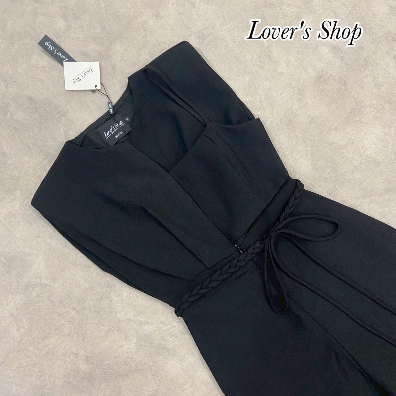 Teg : Lover’s Shop Detail : จั้มสูทขายาว มาพร้อมบาร์สายเดี่ยวตัวใน สวยครบในชุดเดียวค่ะ เอวี่เดย์ลุค ใส่ง่ายใส่สวย ใส่ได้บ่อยค้า ได้สายเปียคาดเอวไปด้วยนะคะ ช่วงเสื้อเป็นทรงไหล่ล้ำ วงแขนทำมาพอดีไม่เห็นรักแร้นะคะ ทรงขากางเกงปล่อยตรง