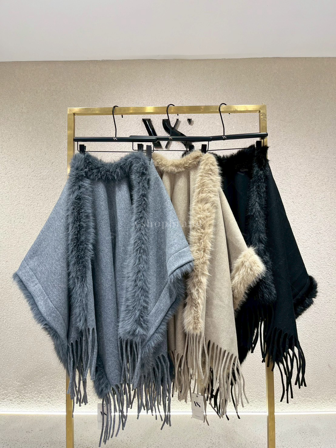 เสื้อคลุมทรงค้างคาวพู่ชาย ขอบเฟอร์